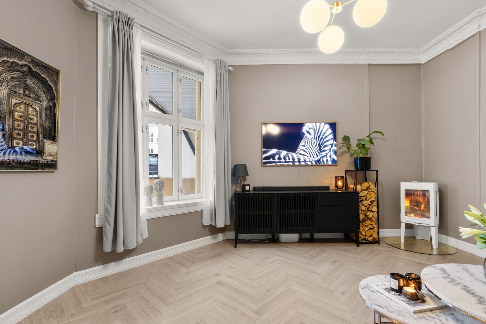 Store vindusflater slipper inn rikelig med naturlig lys. Galleribilde