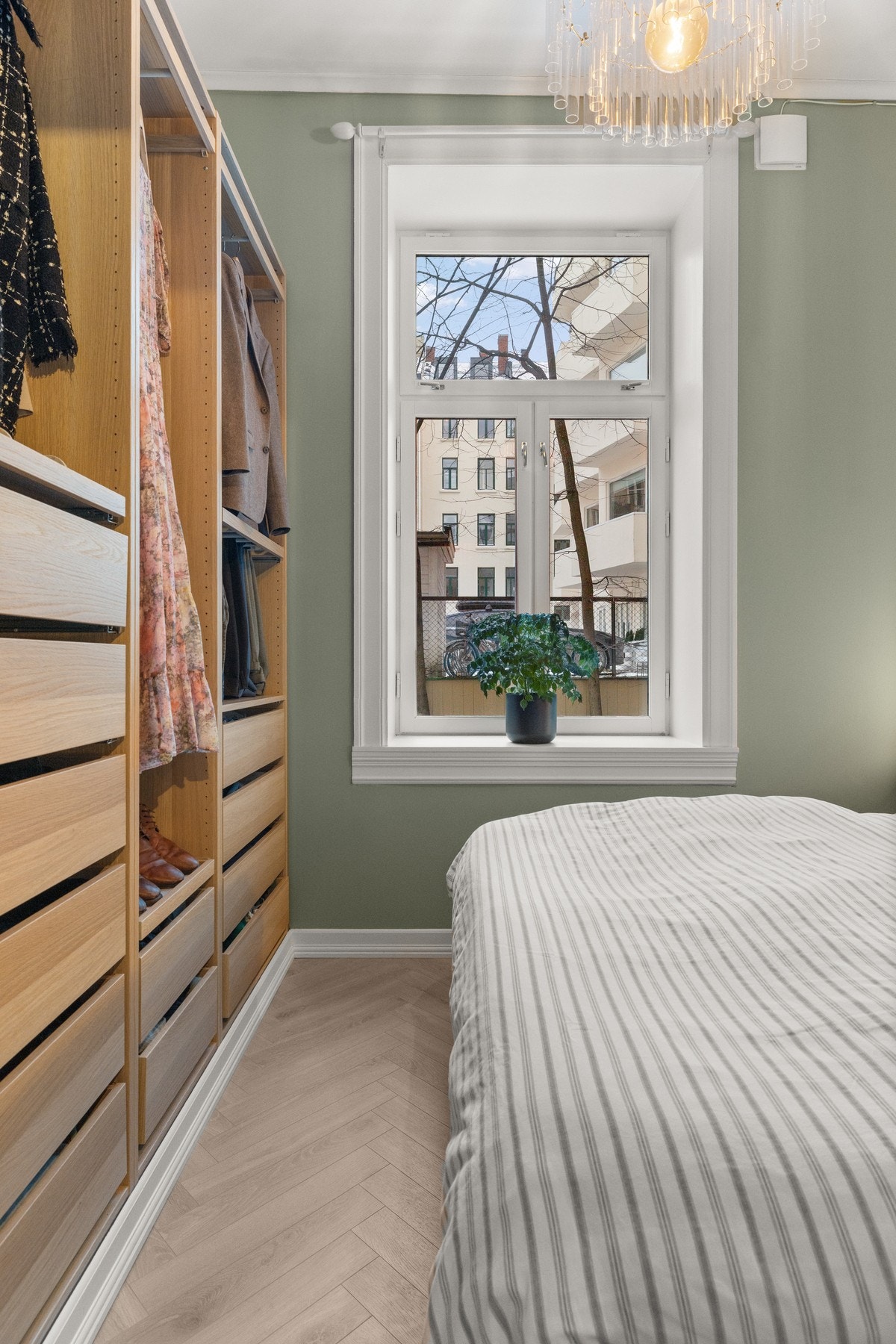 Det naturlige hovedsoverommet er av god størrelse med plass til dobbeltseng og tilhørende nattbord. Galleribilde