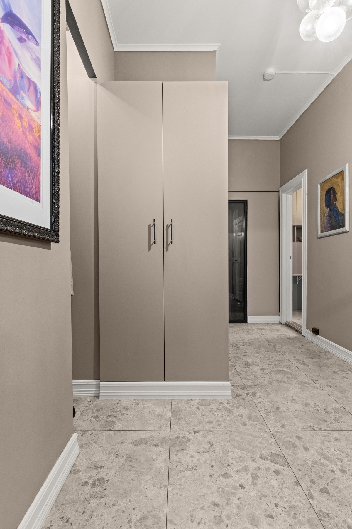 Innbydende entré/hall med flislagt gulv og gulvvarme. Galleribilde