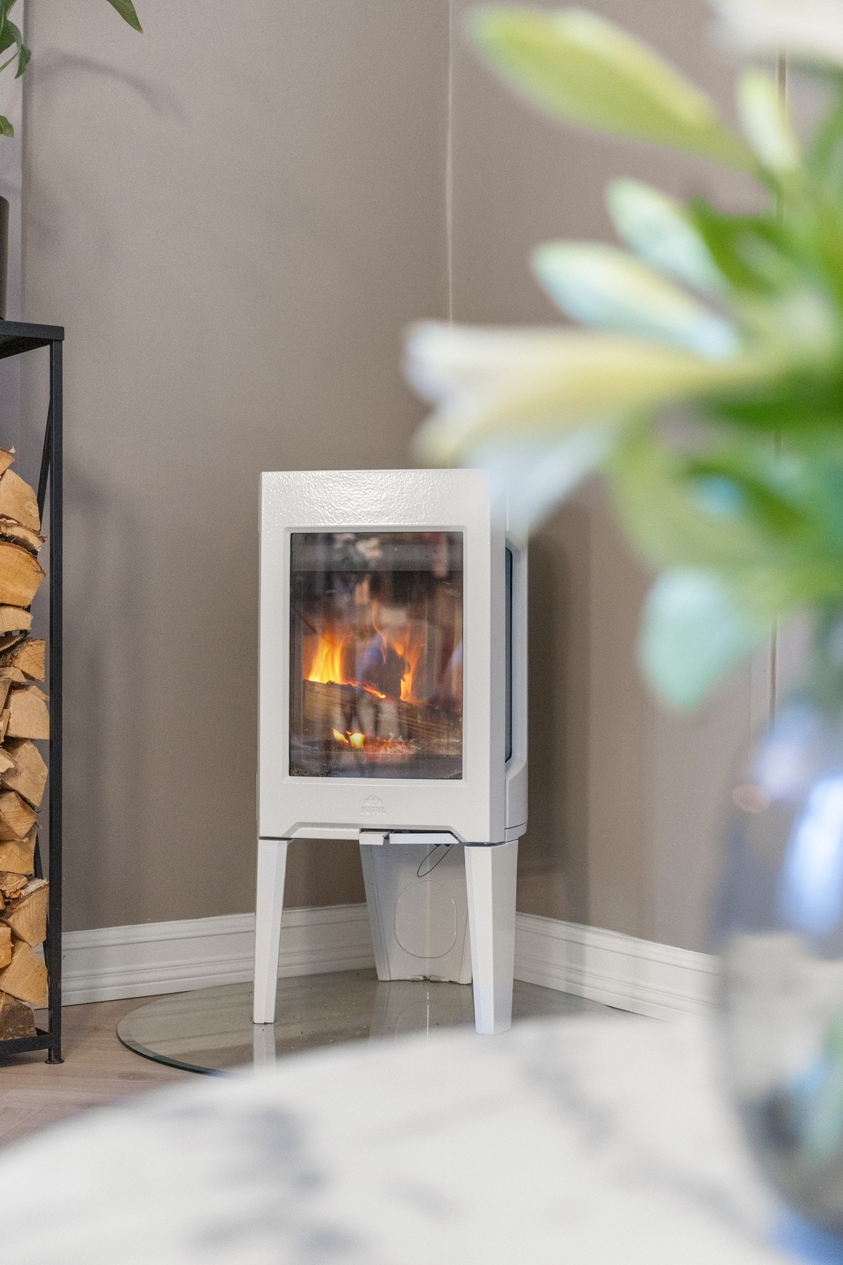 Vedovnen varmer godt i kaldere årstider, og gir leiligheten en lun atmosfære. Det er også behagelig gulvvarme. Galleribilde