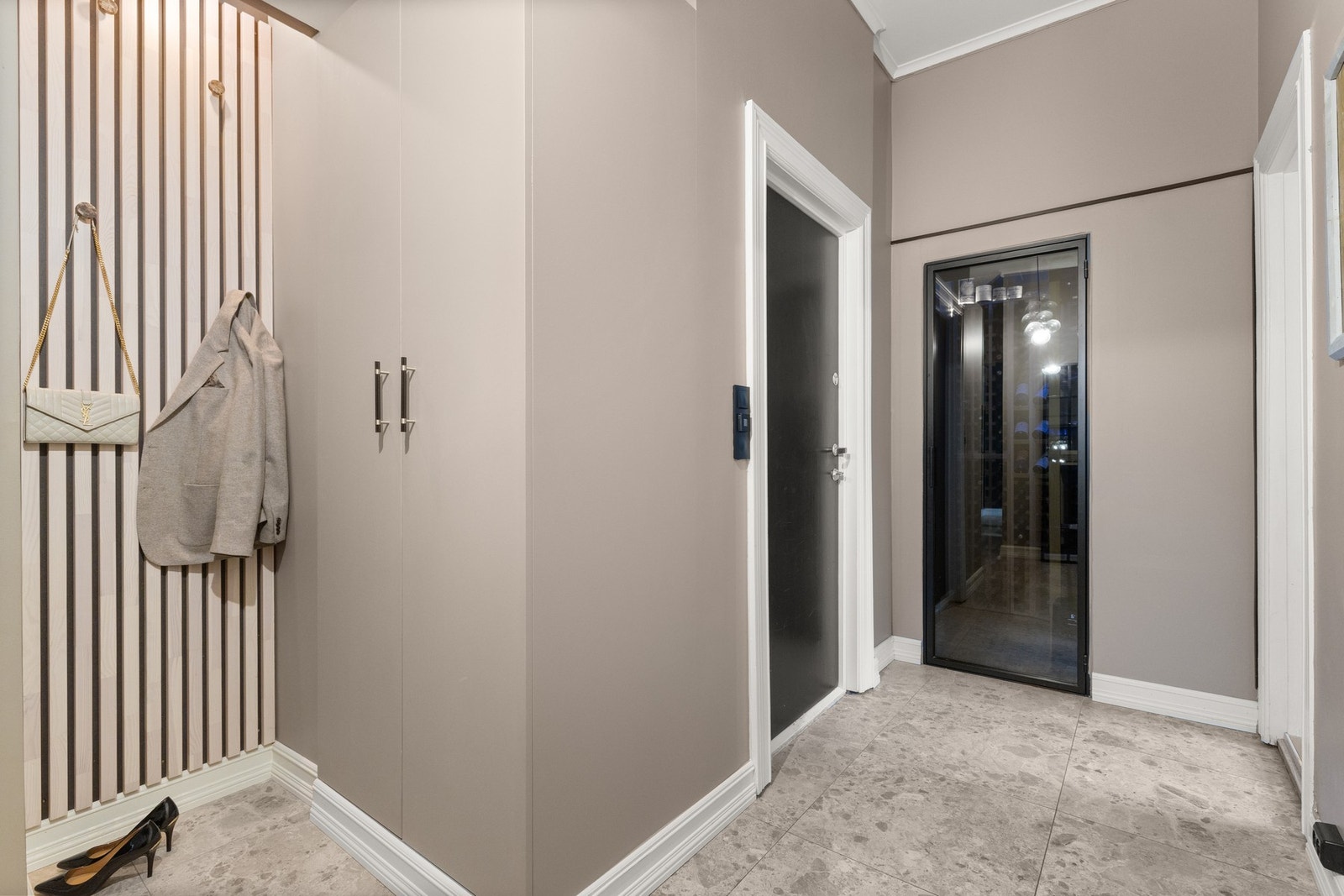 Videre adkomst til vinrom. Galleribilde