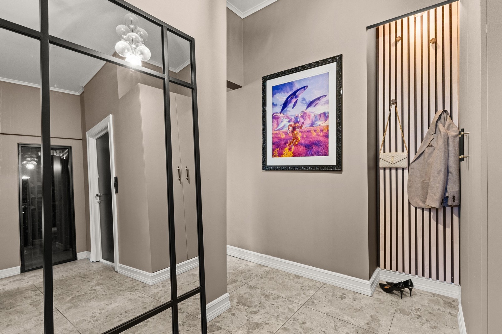 Det er god plass for klesoppheng og oppbevaring av sko. Galleribilde