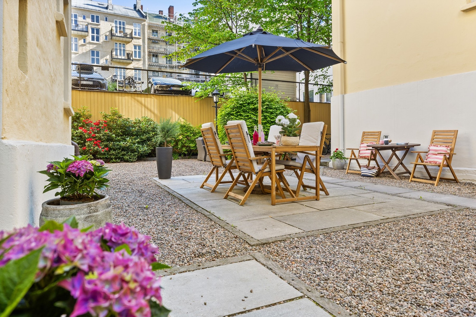 Gårdsrommet fremstår som en grønn oase på vår- og sommerhalvåret, og legger til rette for høy trivsel. Galleribilde