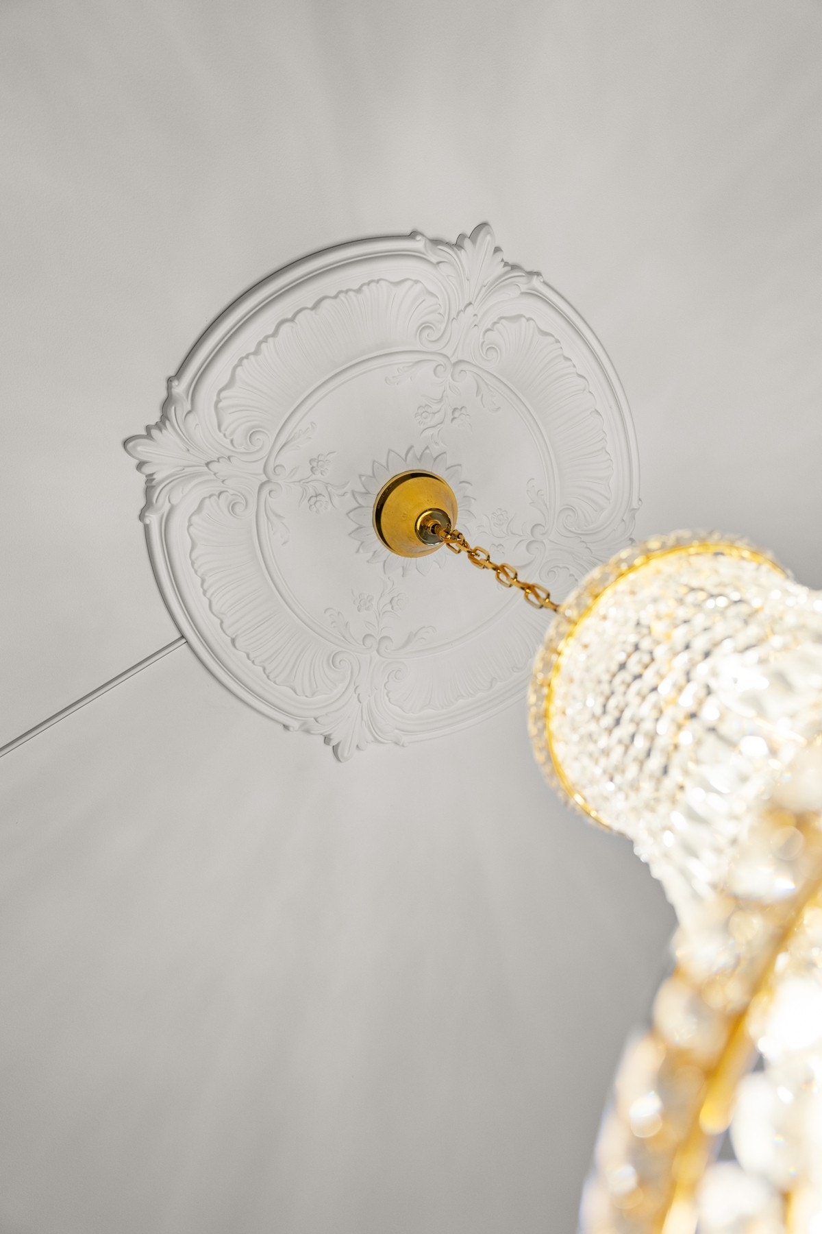 Pen rosett i tak med lysekrone som medfølger salget. Galleribilde