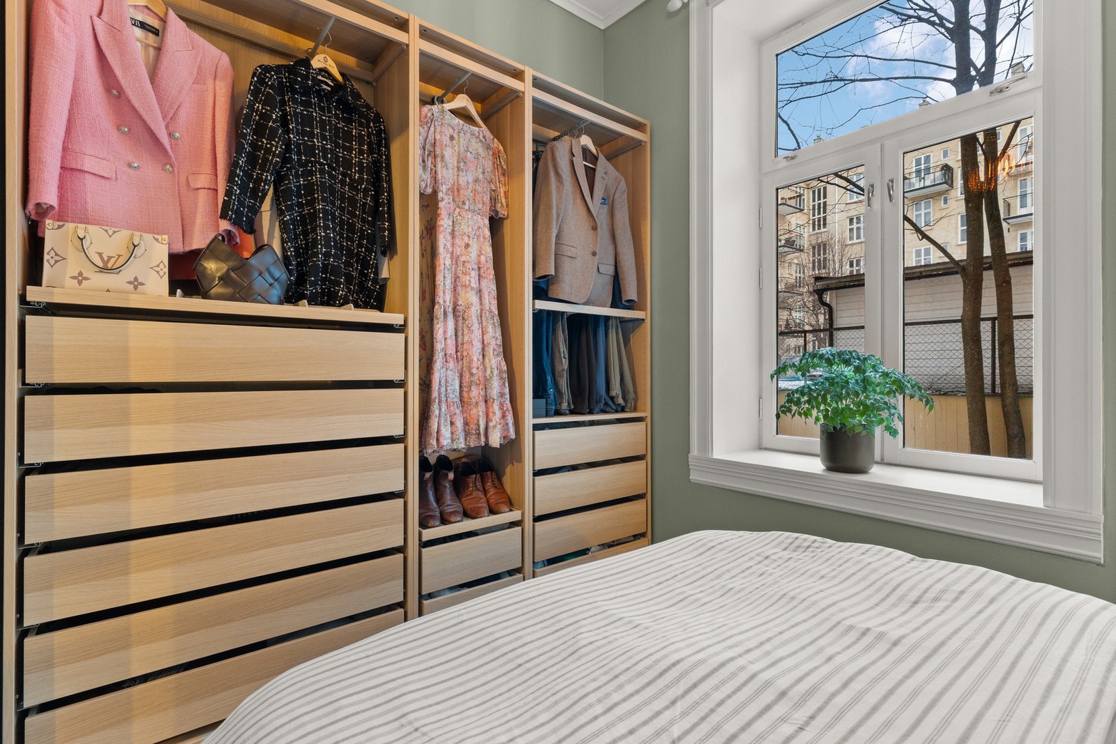 Godt med oppbevaringsplass i medfølgende garderobeskap. Galleribilde