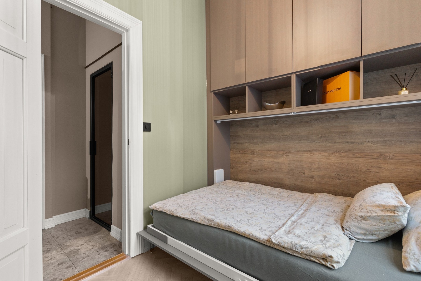 Her får man en praktisk skapseng som kan foldes opp og ned ved behov, og medfølger salget. Galleribilde