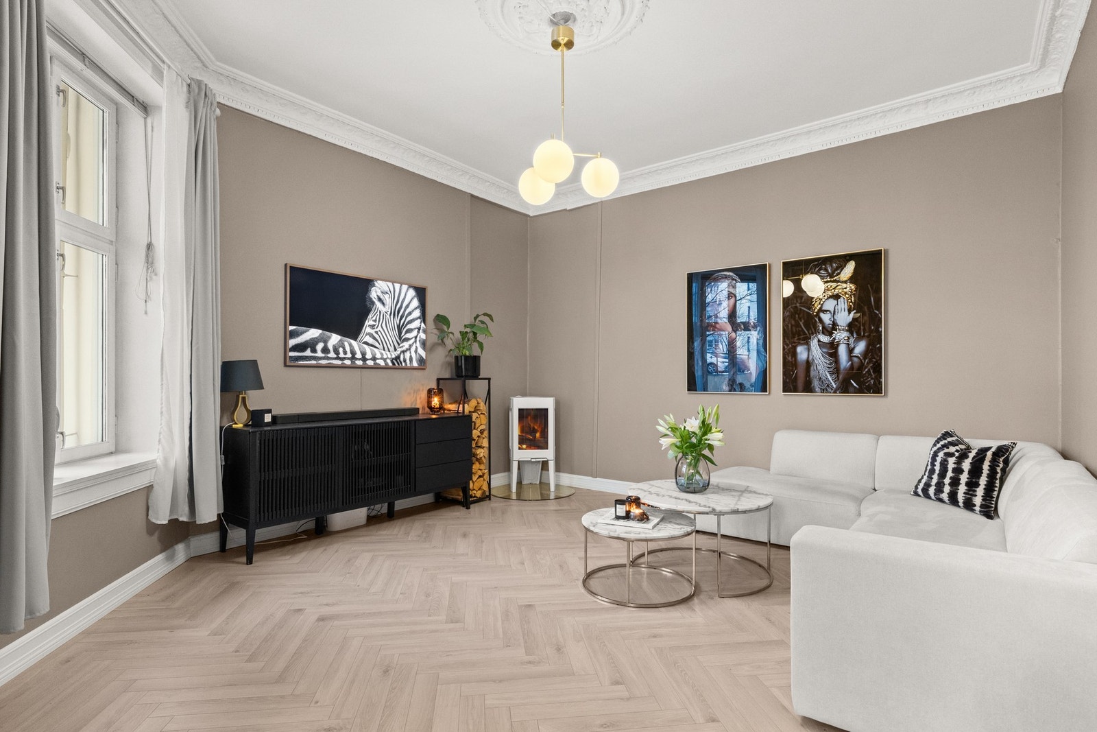 Det er over 3 meter takhøyde, som skaper luftige oppholdsrom. Galleribilde