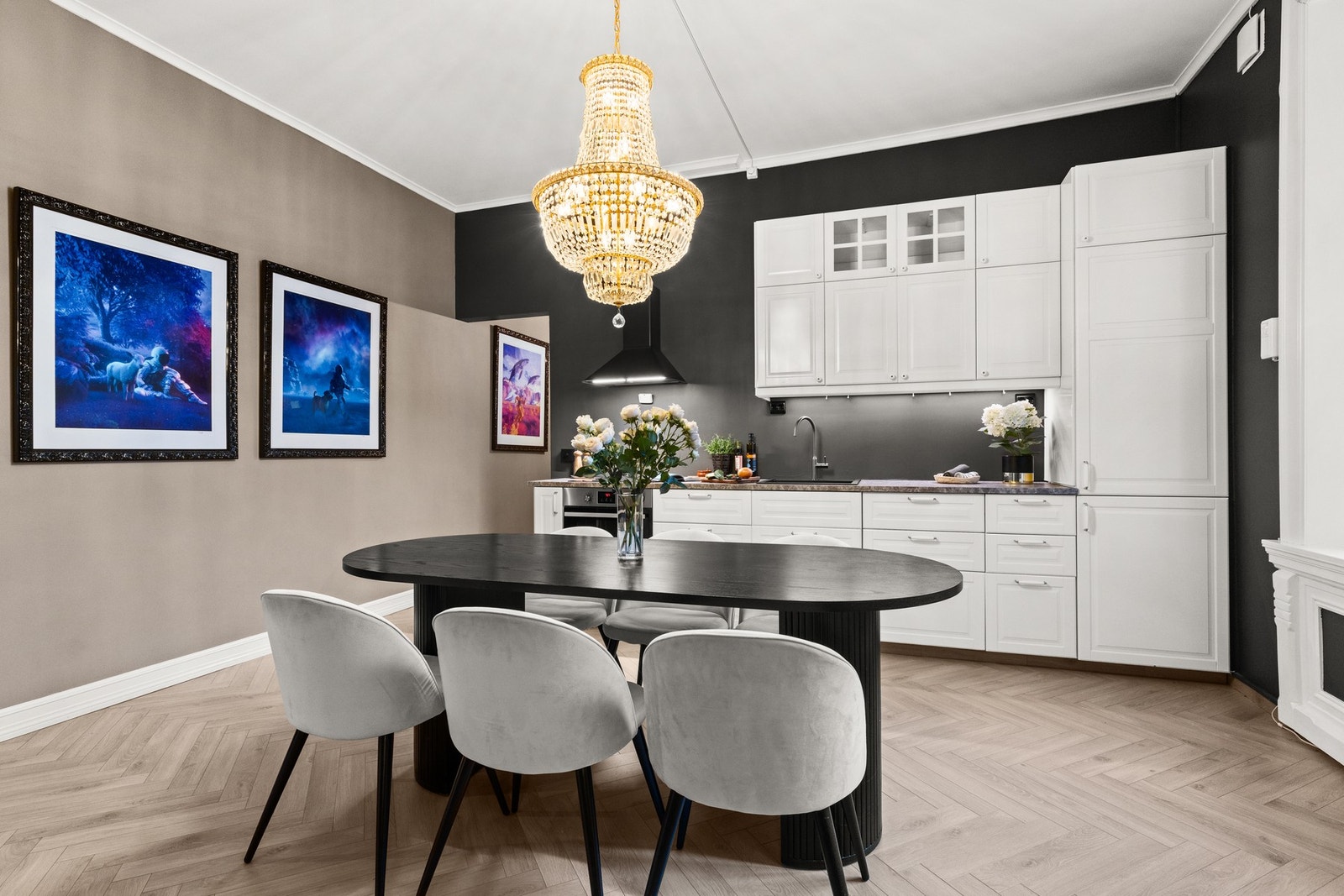 Kjøkkenet har en tidsmessig innredning fra 2017. Galleribilde