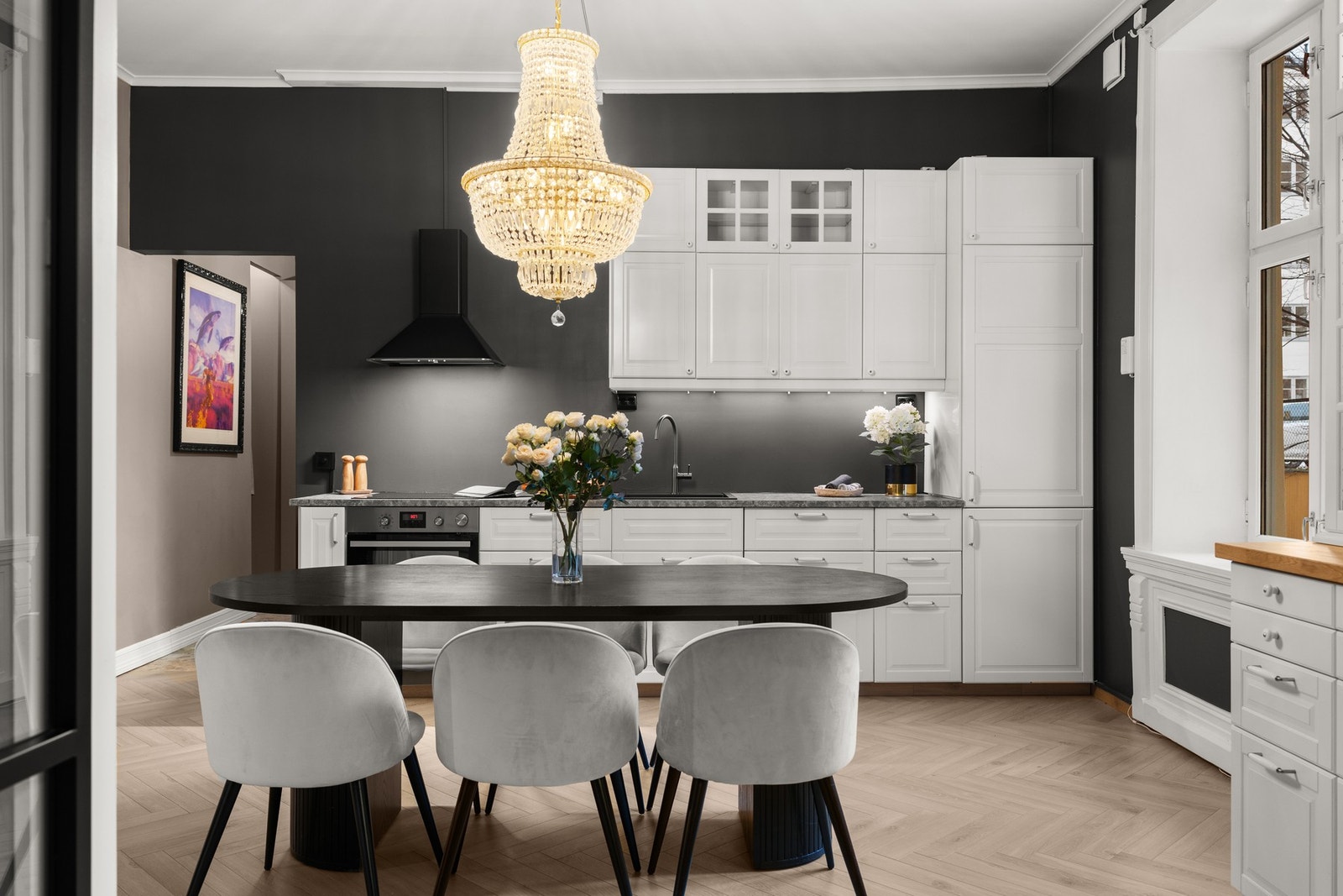 God plass til stort spisebord med rom for både familie og venner. Galleribilde