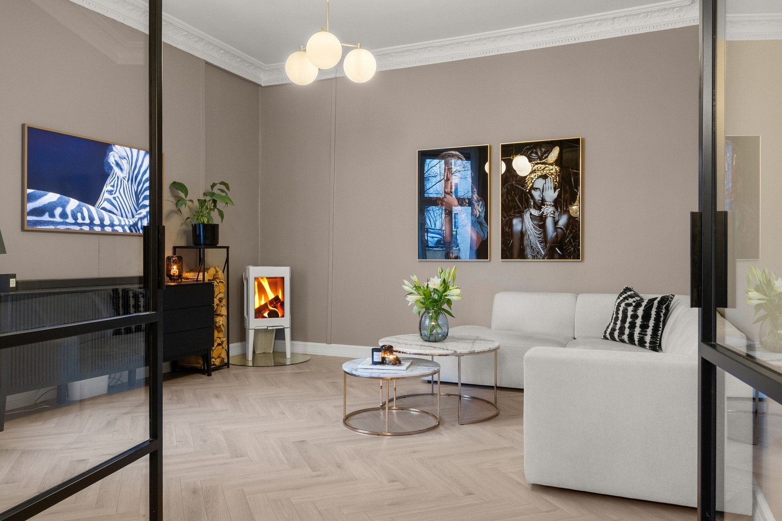 Overflatene er malt i en moderne, behagelig fargetone. Galleribilde