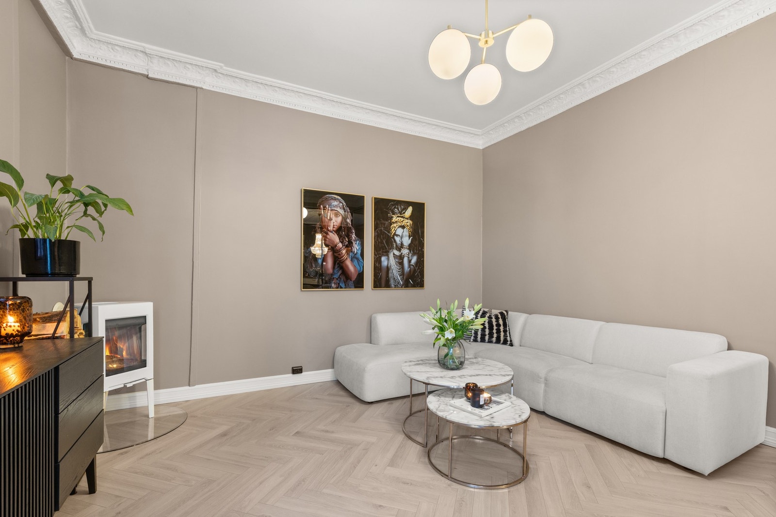 Stuen er romslig og sosial med god plass til ønsket møblement. Galleribilde