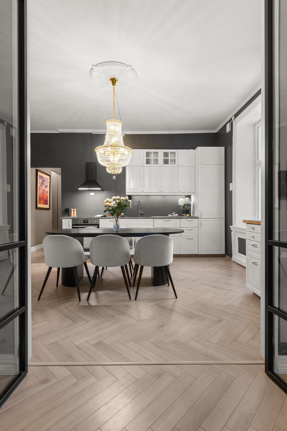 Åpen løsning mot kjøkken fra stuen. Galleribilde