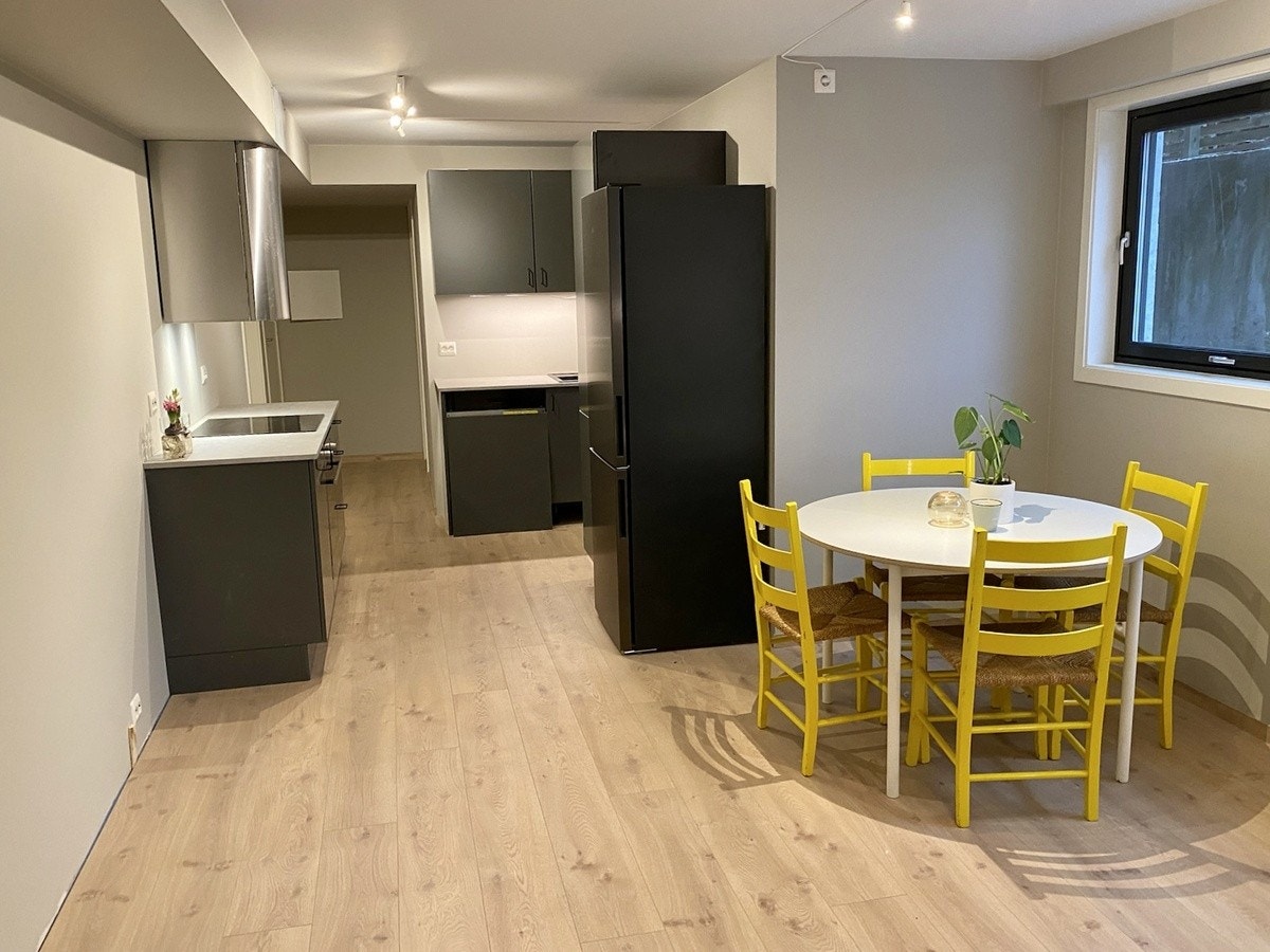 Stue/kjøkken med gulvvarme Galleribilde