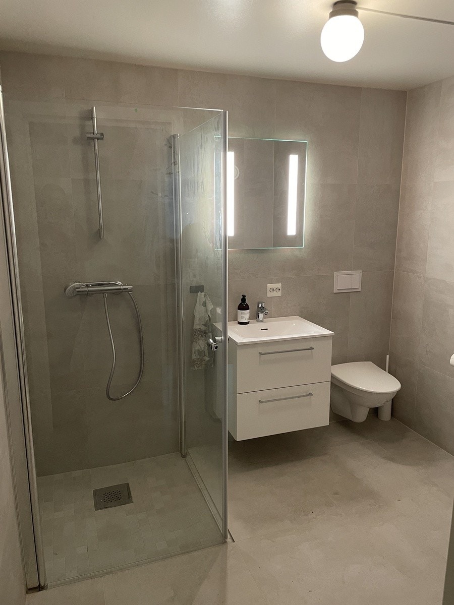 Helt nytt flislagt bad Galleribilde