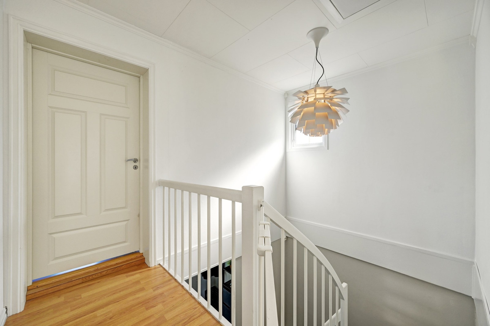 Gang med trapp ned til 1. etasje. Galleribilde