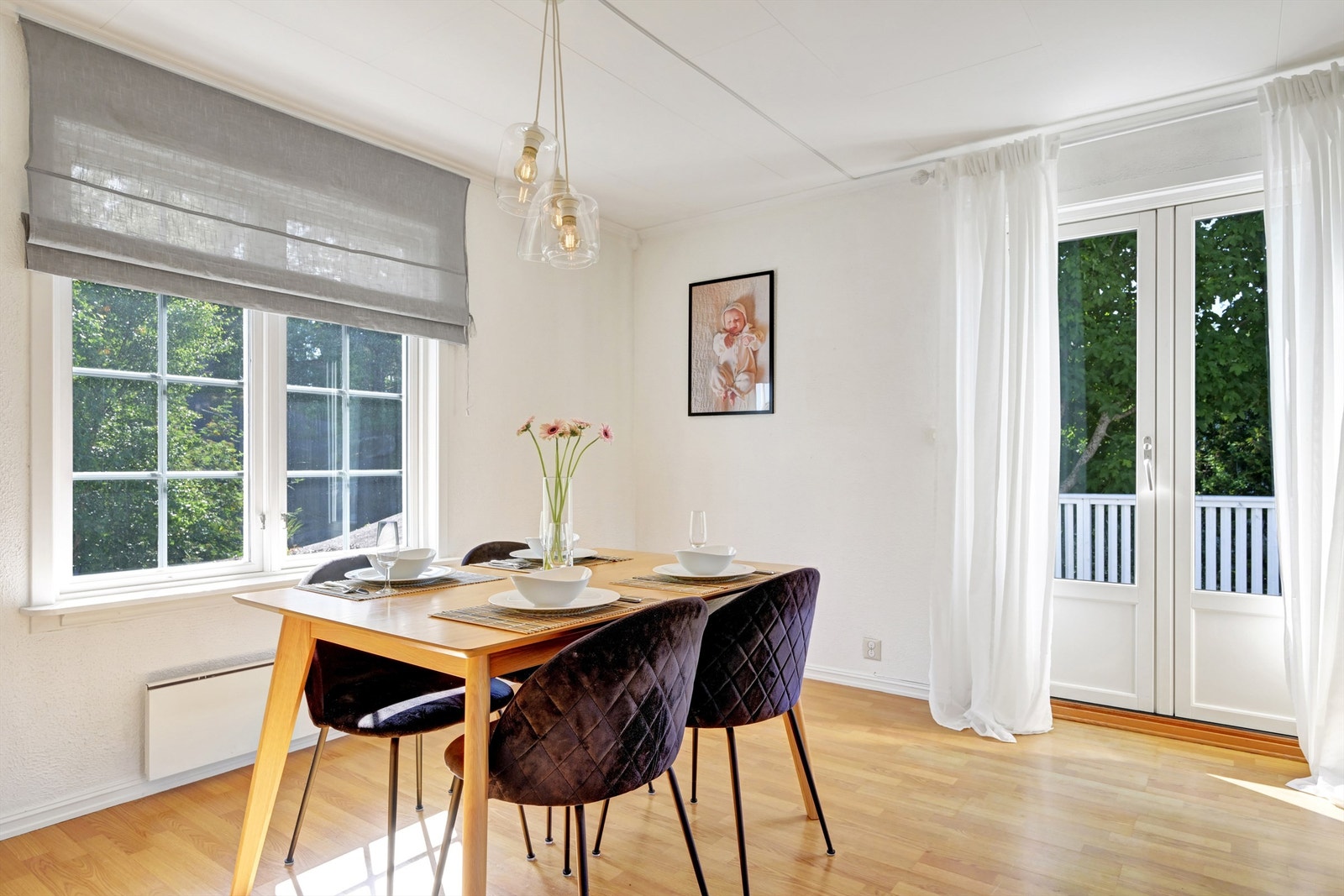 I tilknytning til stuen er det god plass til å innrede med en pen sittegruppe. Galleribilde