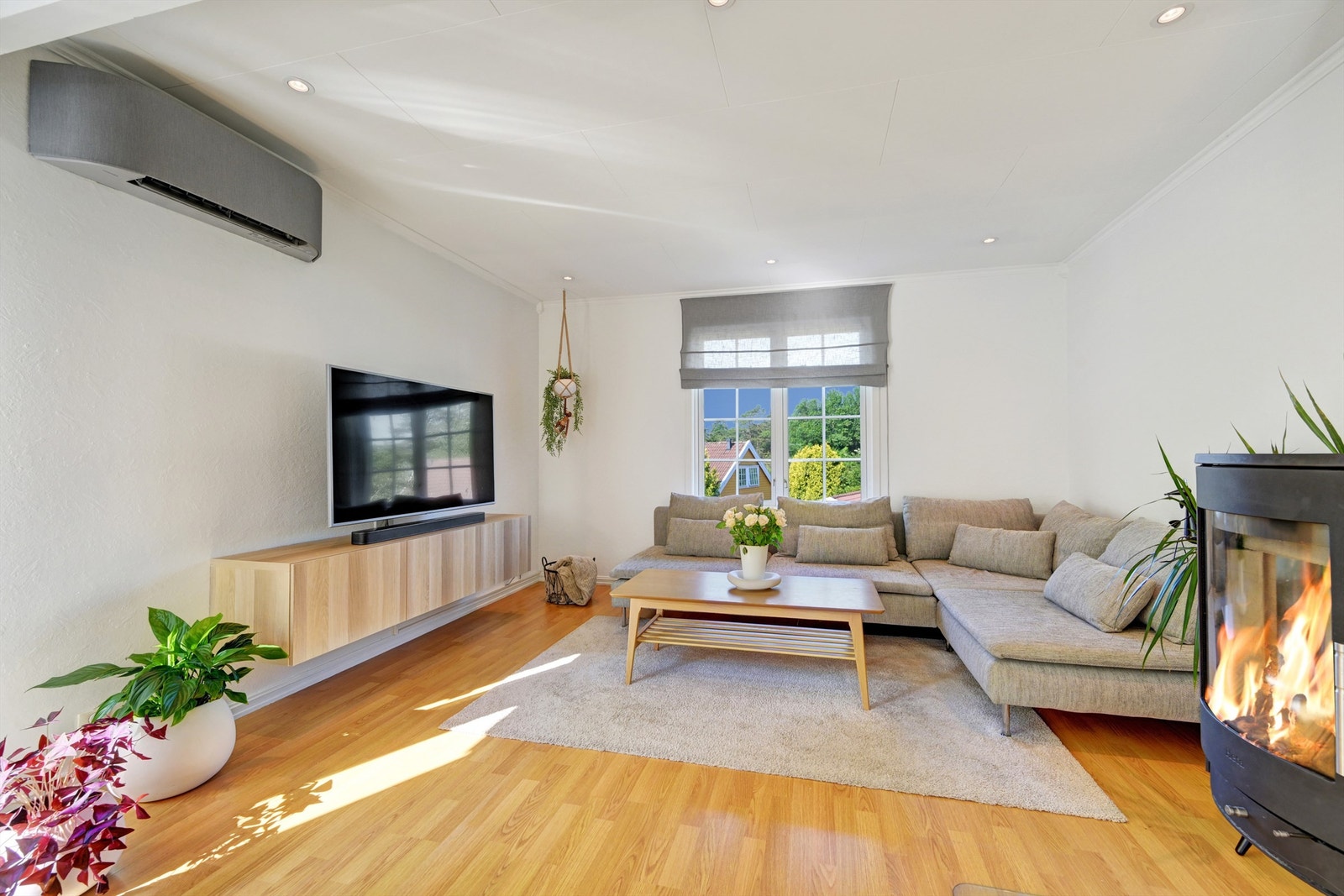 Romslig stue med god plass til sofagruppe og tilhørendemøbelemnt. Galleribilde