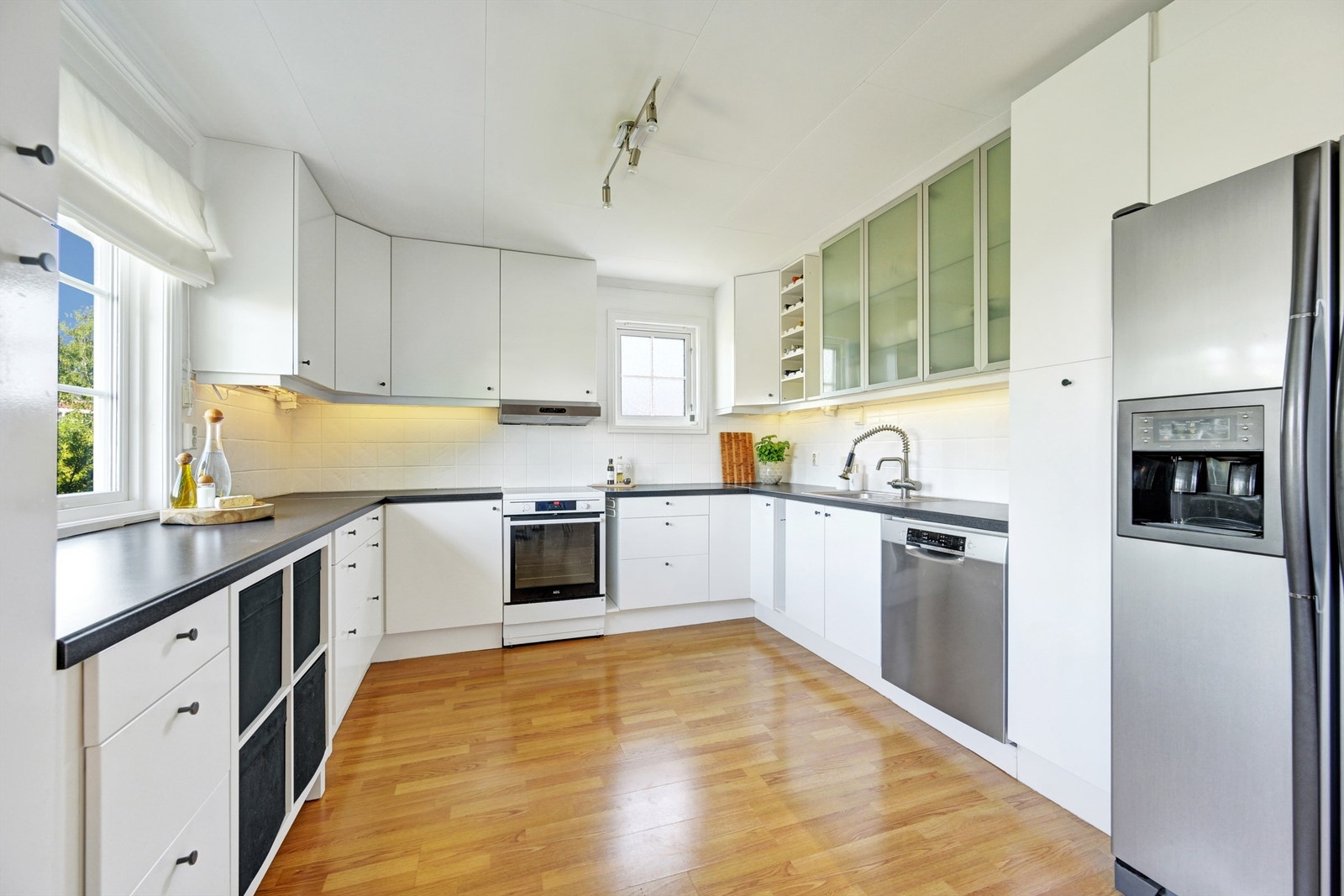 Hyggelig kjøkken med innredning fra IKEA. Her er det godt med skuffer, skap og benkeplass. Galleribilde