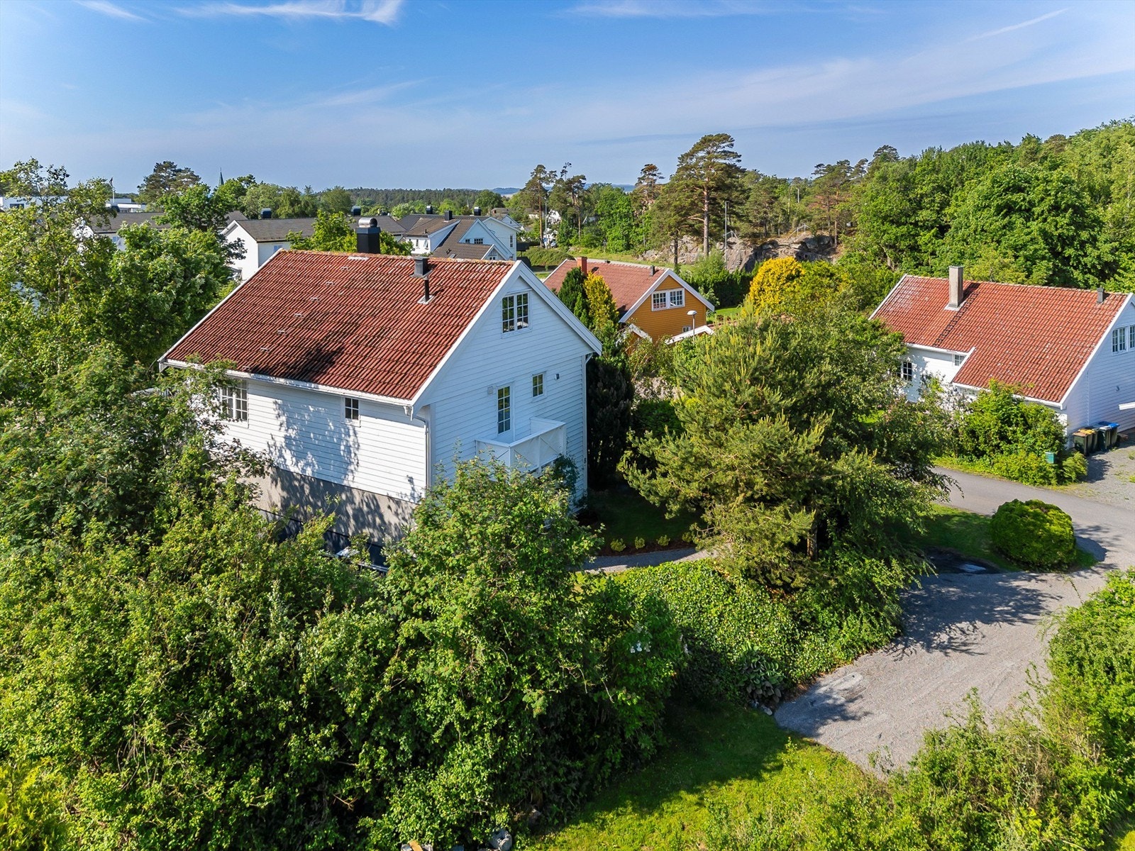 Dette området er svært hyggelig og rolig med kun en liten gangavstand ned til selve sentrumskjernen. Galleribilde