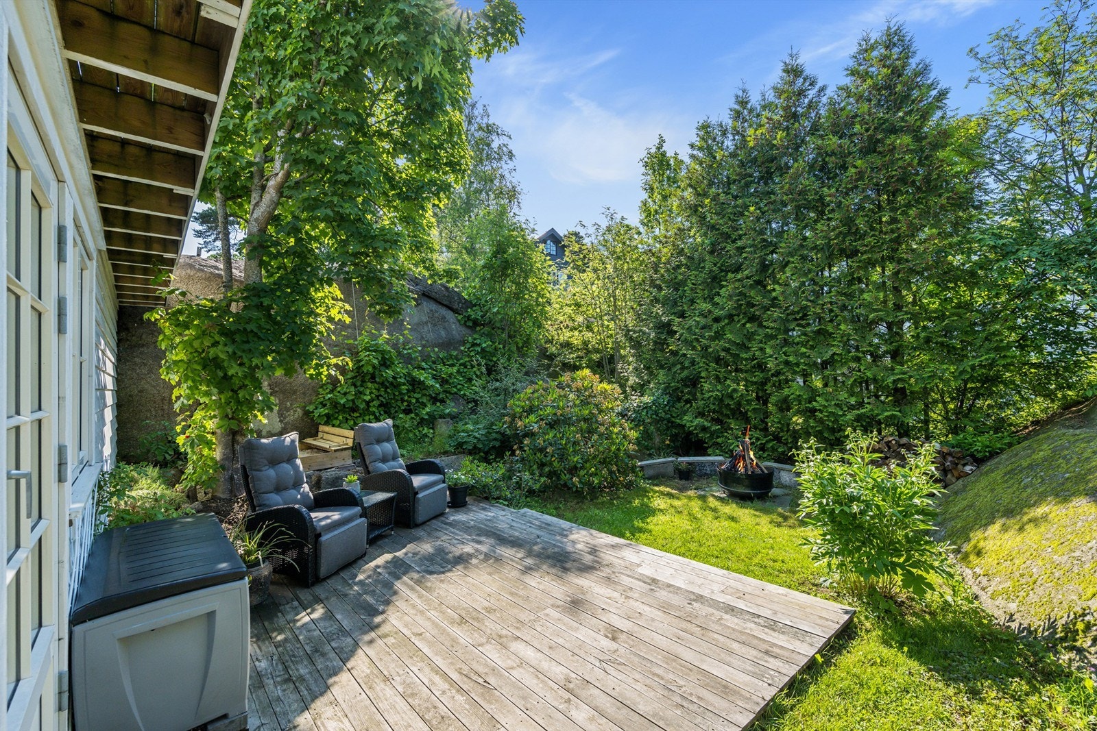 Det er flere hyggelig og stemningsfulle områder for sitteplasser på tomten Galleribilde