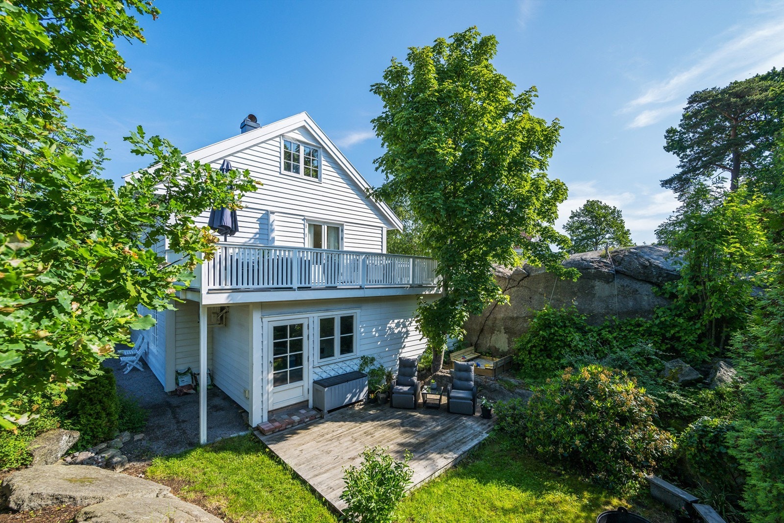 Tomten er på 1 mål og har usjenerte uteplasser, gode solforhold og en hage som innbyr til lek og moro for hele familien! Galleribilde