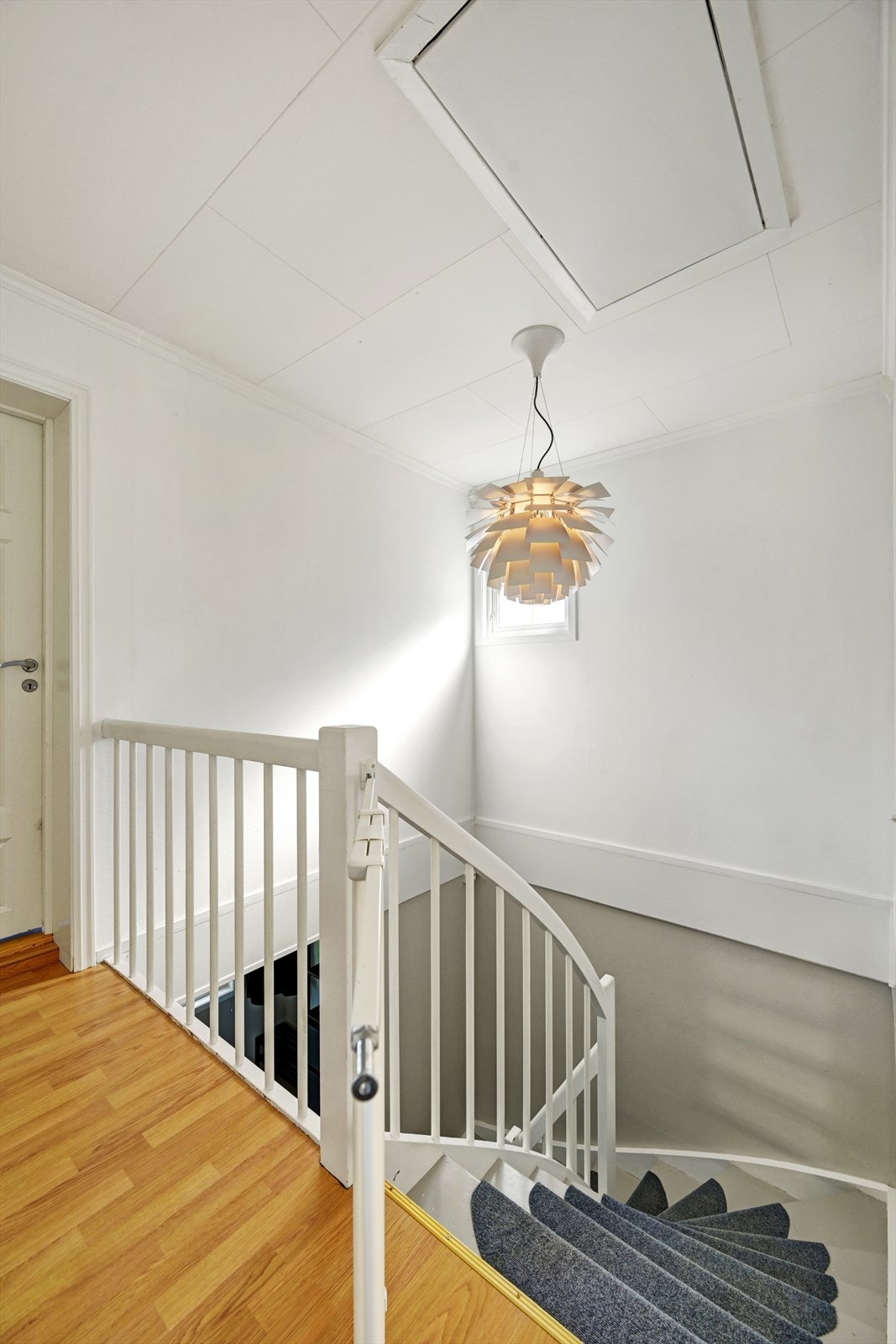 Malt tretrapp med teppeflis i deler av trinnene. Galleribilde