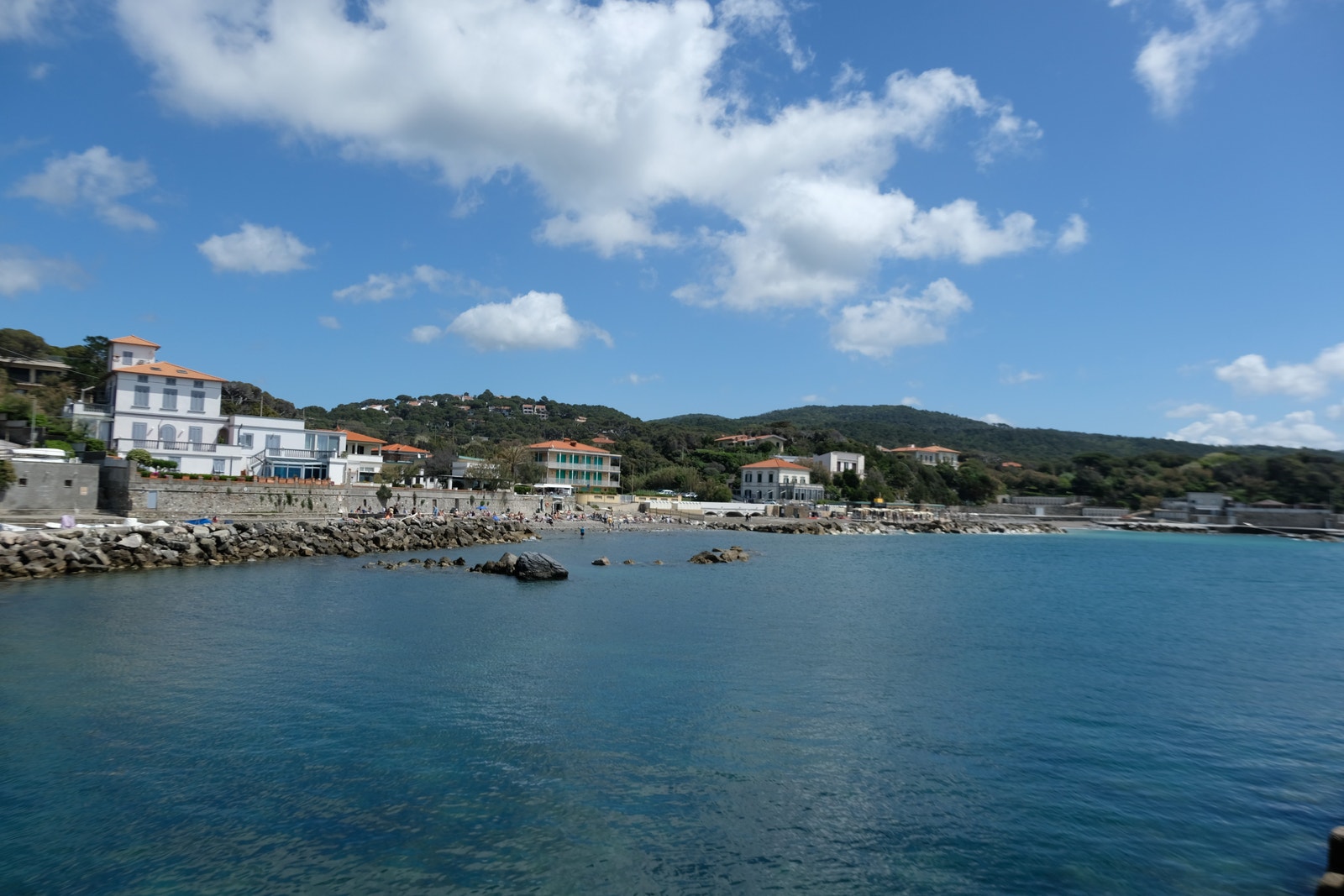 Boligen vår ligger kun ca 100 meter fra sjøen, og i sørlige del av byen. Galleribilde