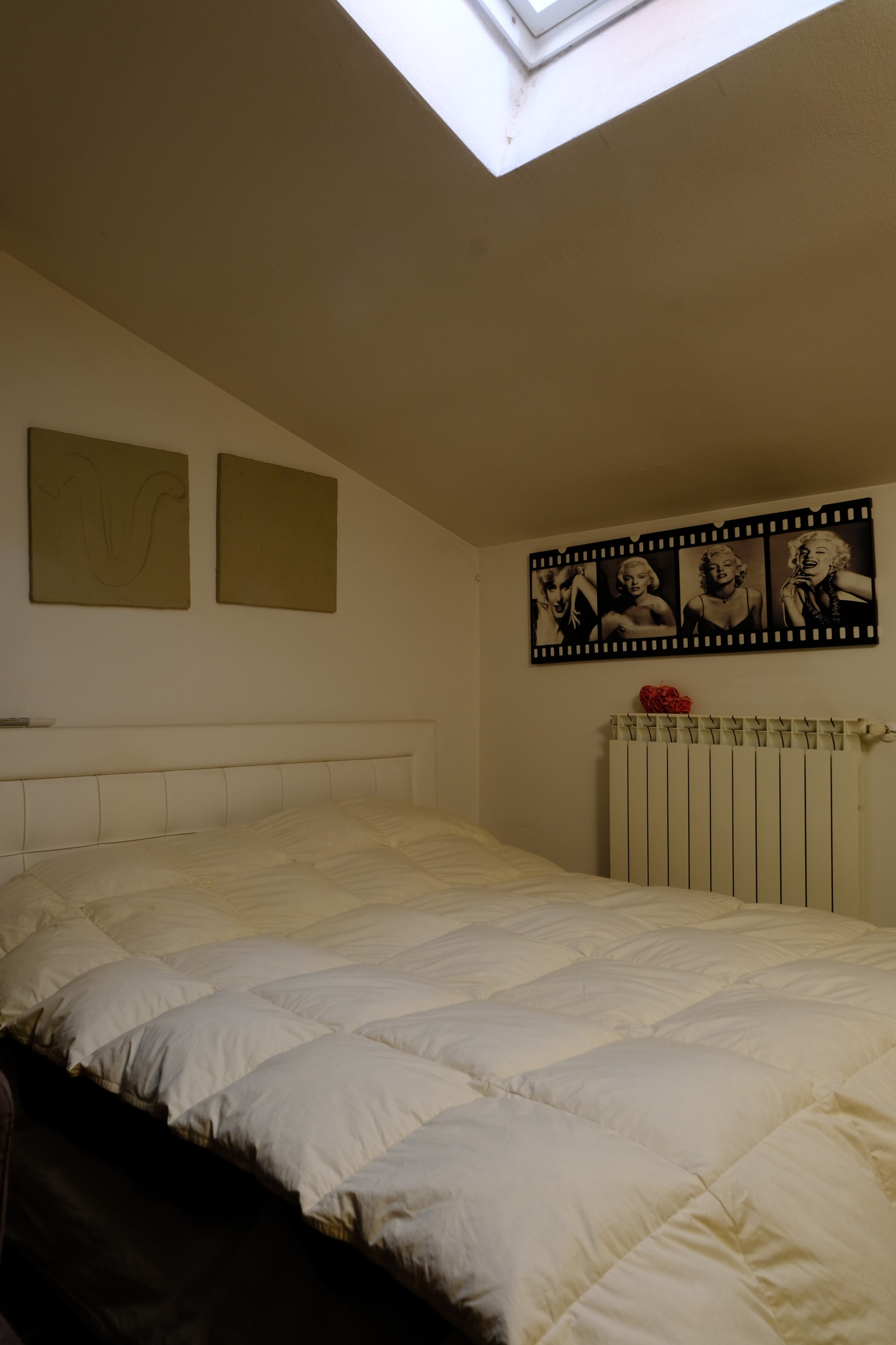 Loftetasje med dobbelseng, sofa og bad Galleribilde