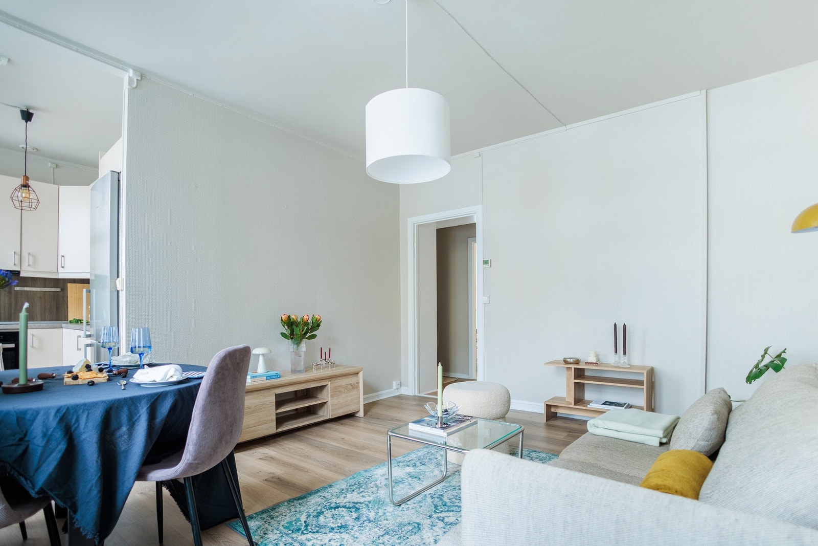 En flott 3-roms leilighet beliggende i en høy 1.etasje. Galleribilde