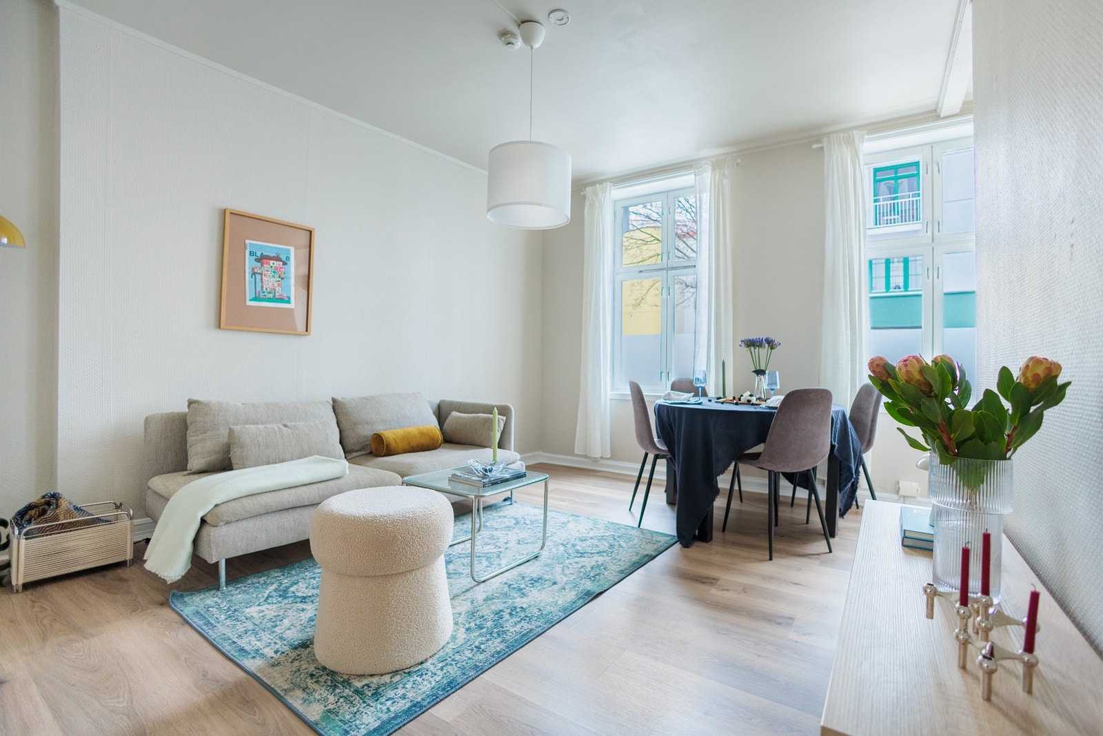 Store vindusflater gir rikelig med naturlig lys inn i leiligheten. Galleribilde