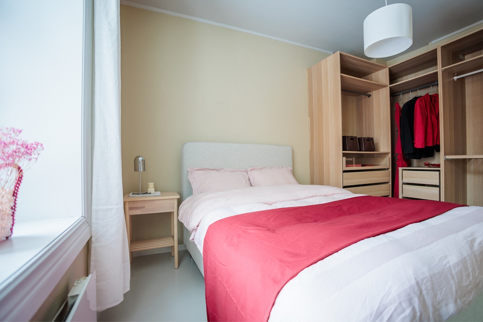 Rommet har en takhøyde på ca. 3 meter og god skapplass. Galleribilde