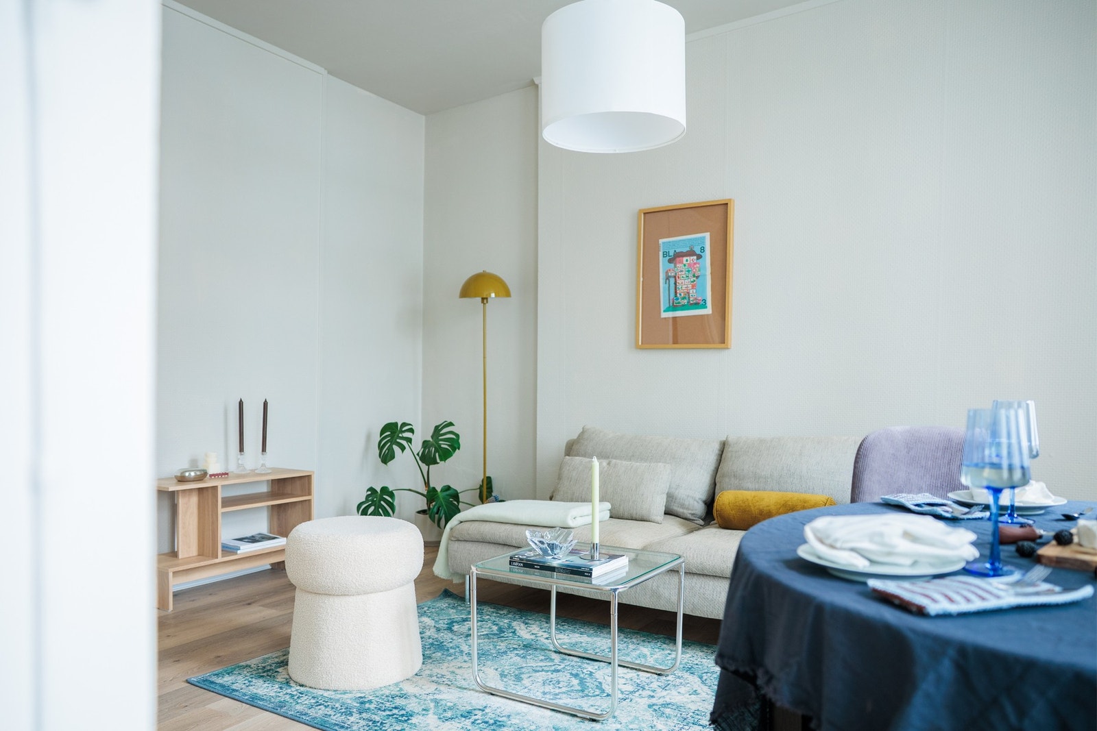 Stuen har en god størrelse med plass til både spisebord og en stor sofagruppe. Galleribilde