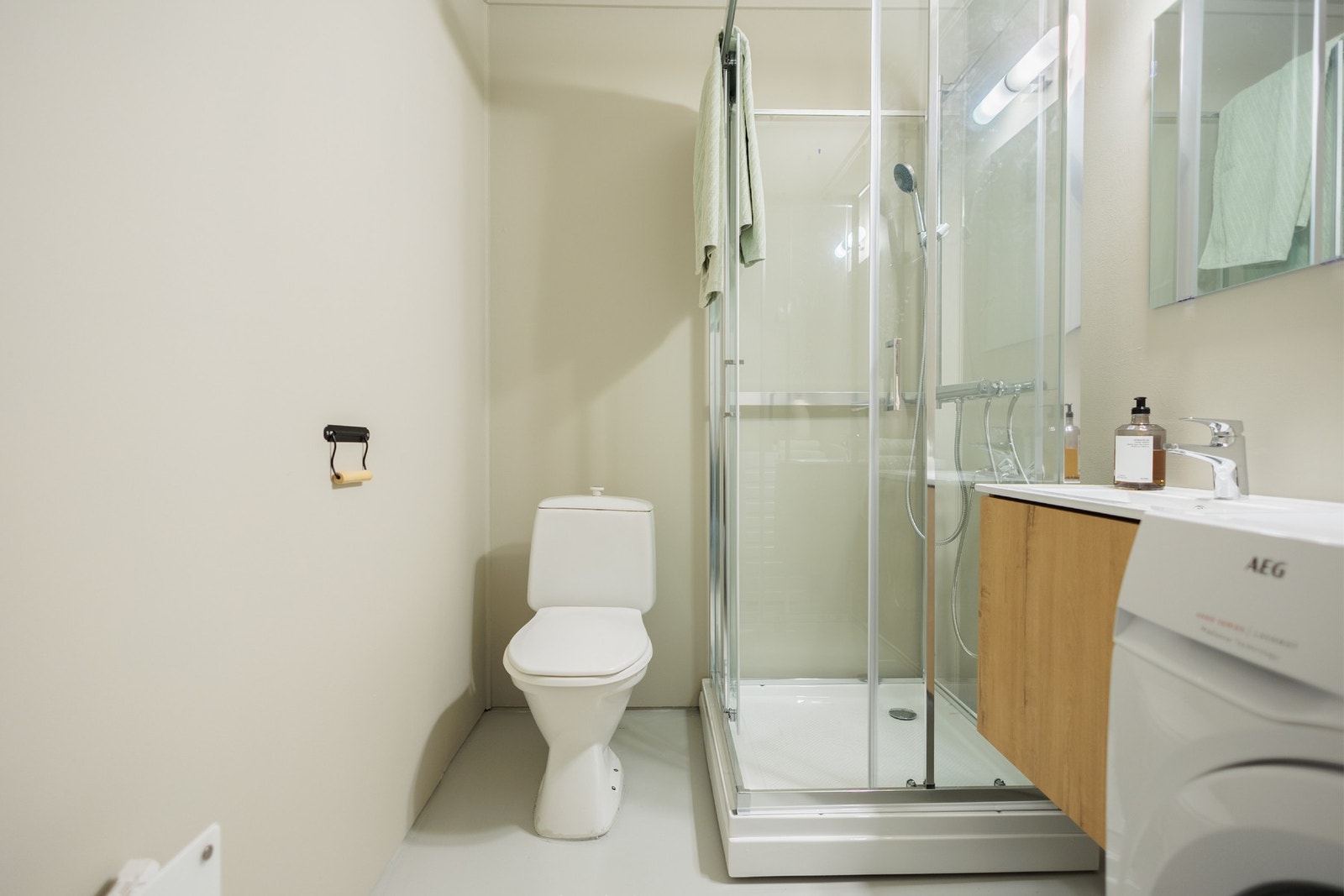 Badet består av frittstående wc, nytt servant, nye speilfronter og overlys, samt nytt dusjkabinett. Galleribilde