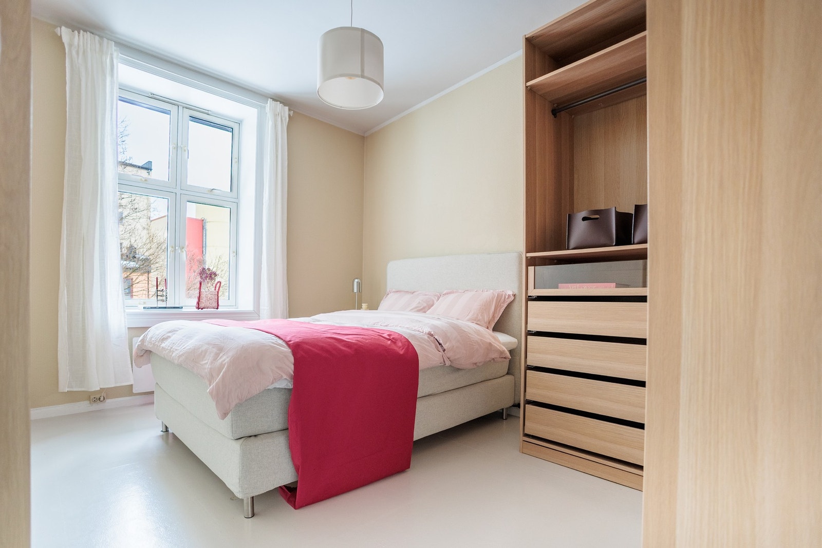 Hovedsoverommet er av god størrelse med plass til dobbeltseng og vindusflater ut mot rolig bakgård uten innsyn. Galleribilde