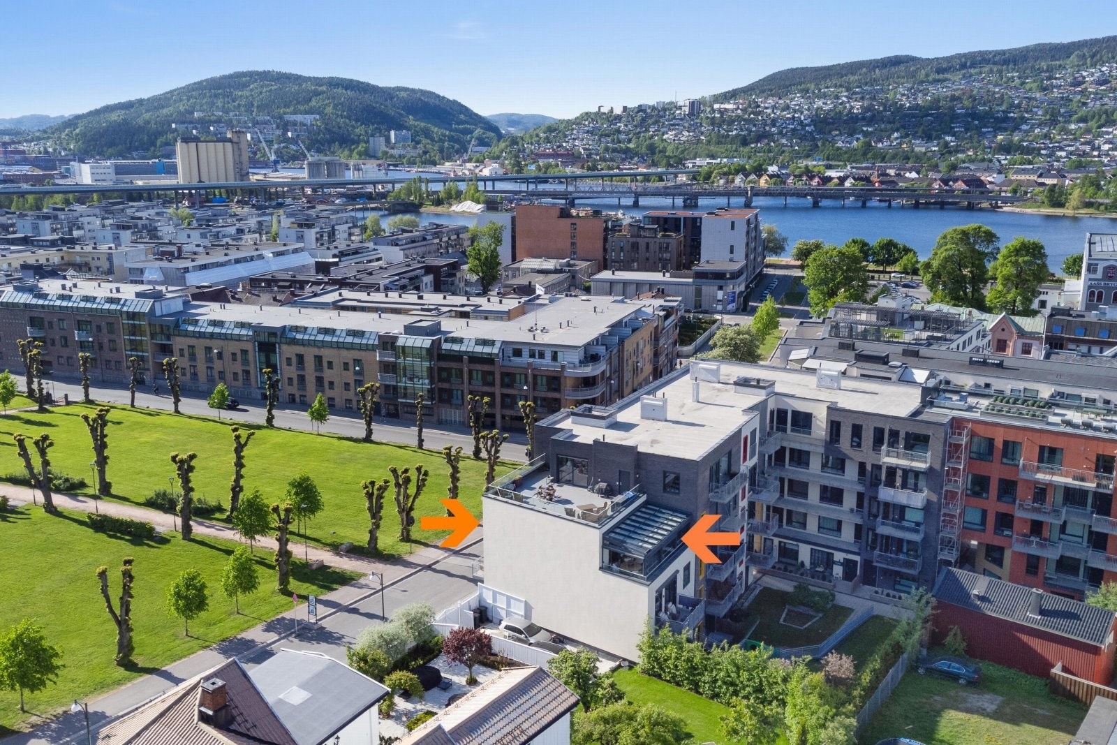 Gjennomgående leilighet med stor innglasset utestue mot vest / inn mot rolig atrium og frokostbalkong mot vakre Engene park mot øst Galleribilde