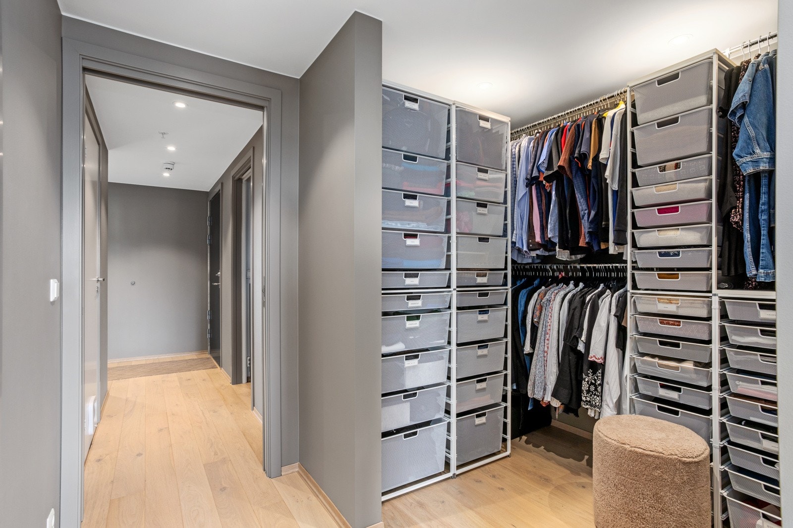 Walk in closet med innredning Galleribilde
