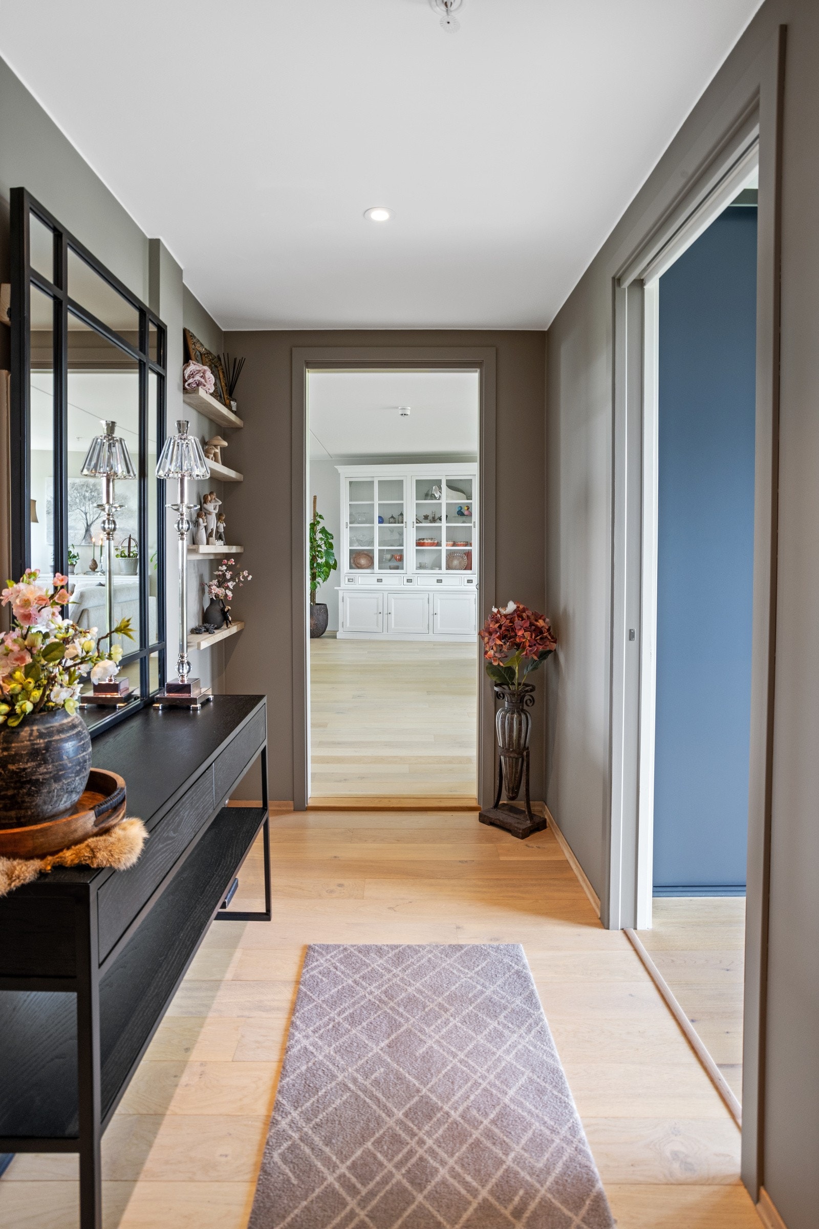 Lekker entré hall | 1-stavs eikeparkett | vannbåren gulvvarme Galleribilde