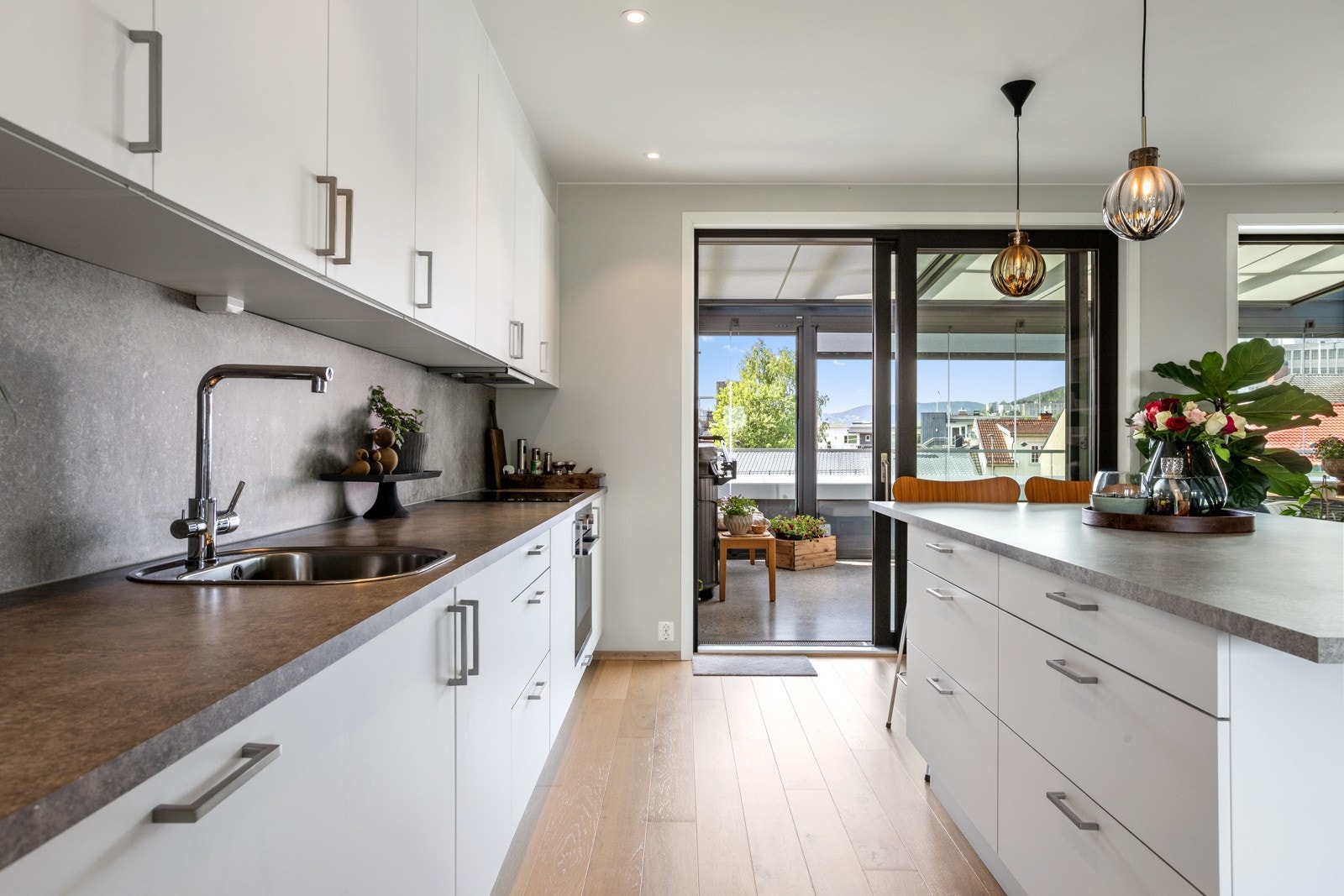 Sigdal kjøkken, type Vidde klassisk hvit | integrerte hvitevarer | stor øymed masse benke- og skuffeplass Galleribilde