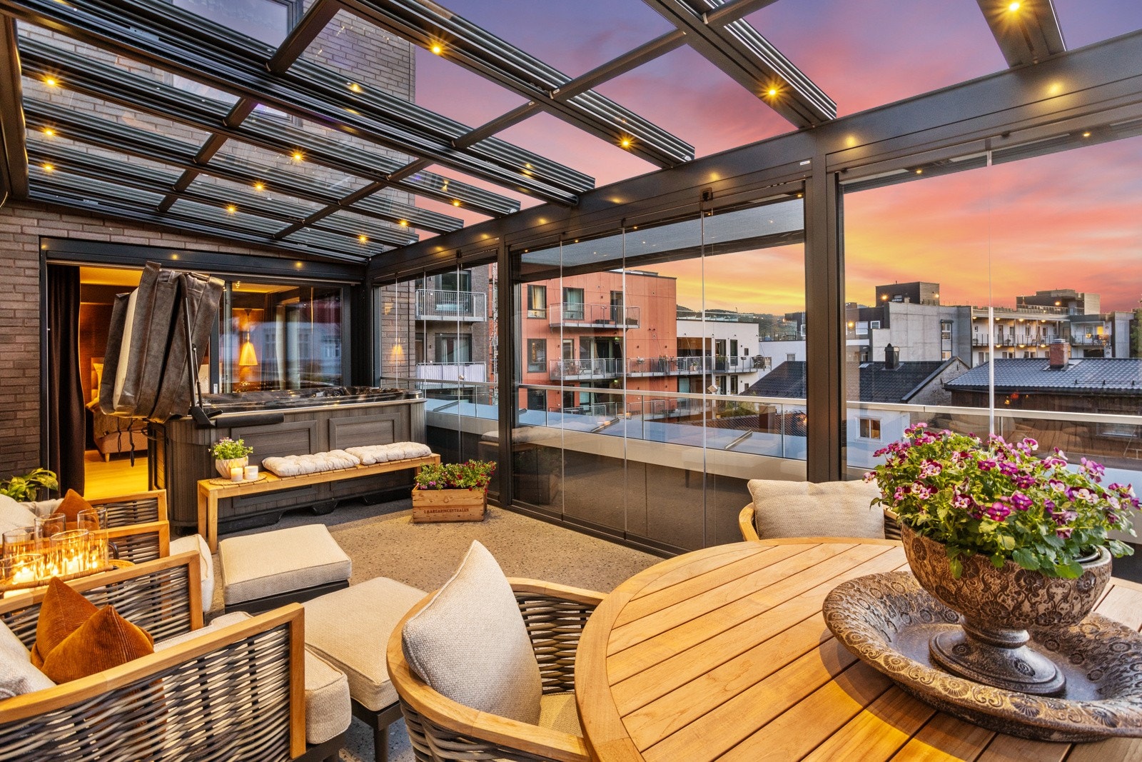 Uteterrassen har utebelysning, utvendig stikkontakter, terrassevarmer og jacuzzi Galleribilde