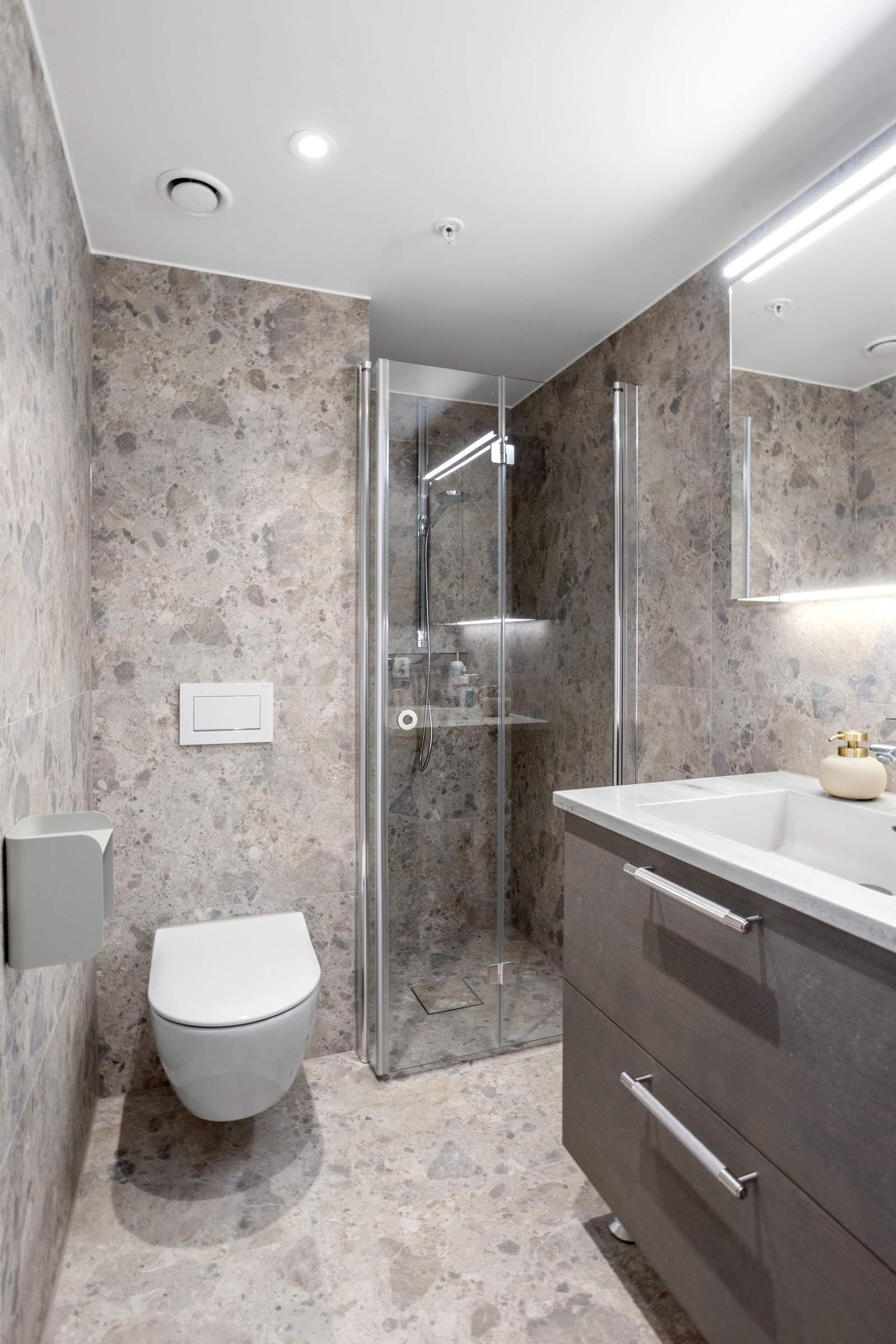 Fullverdig gjestebad/wc med dusj | nyrenovert i 2023 Galleribilde