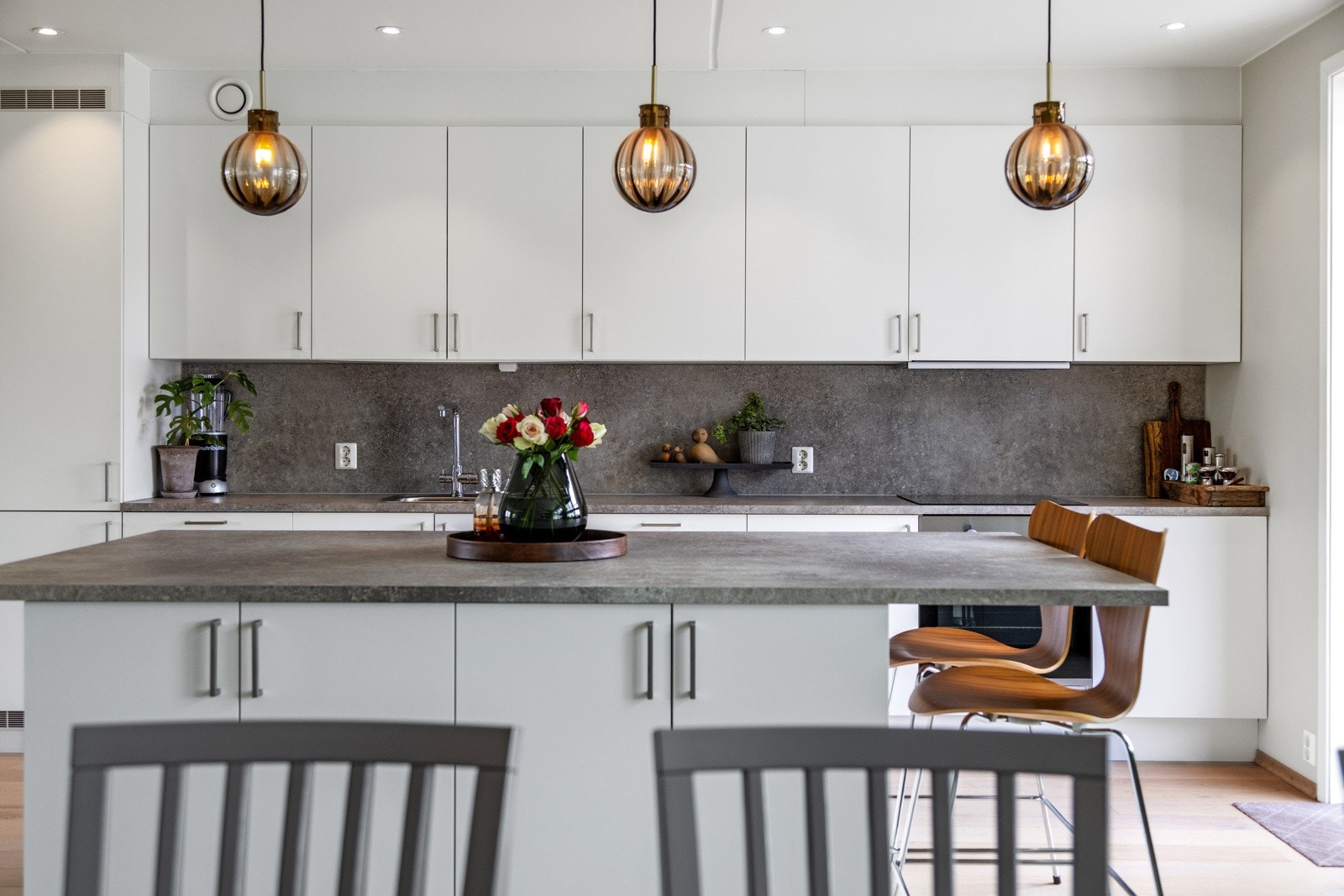 Detaljer i kjøkken med stor øy hvor det er lagt strømpunkt under kjøkkenøyen til 230 volt og til stekovn Galleribilde