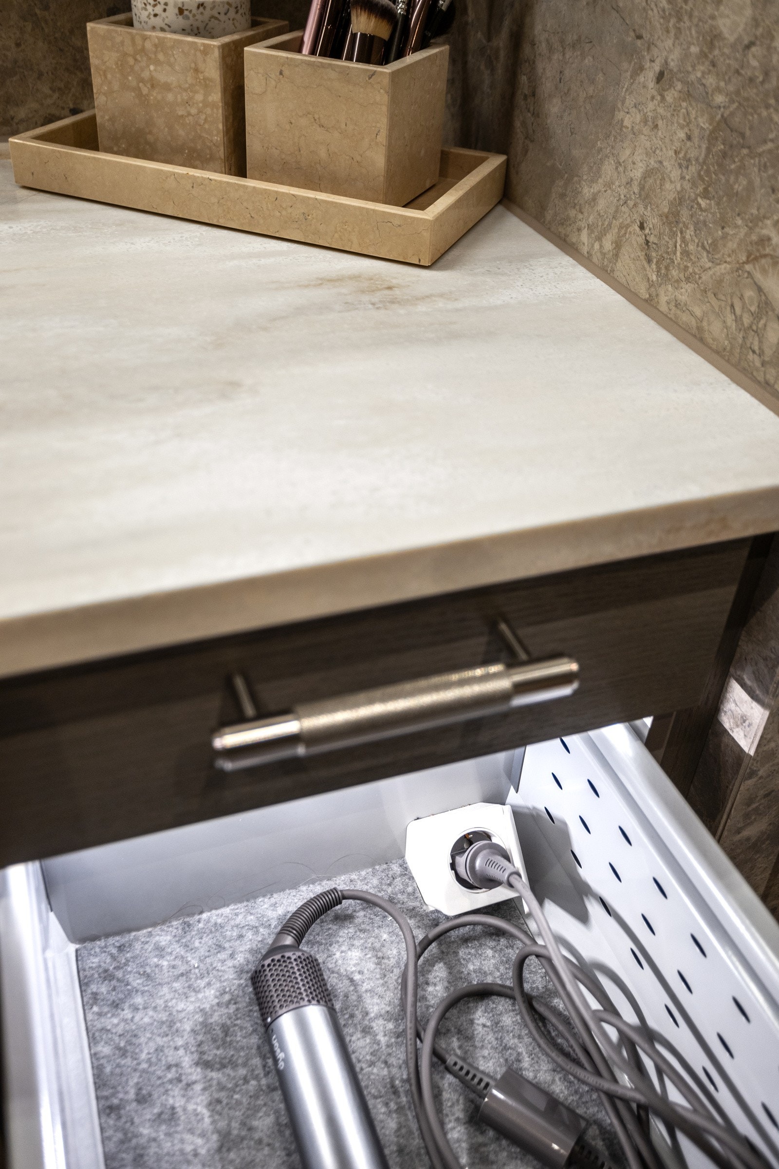 Ledlys i alle skuffene på begge bad Galleribilde