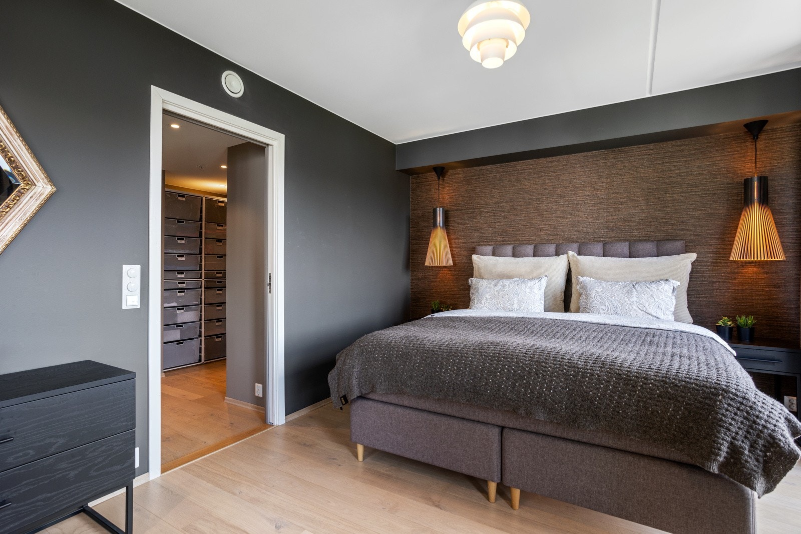 Direkte adkomst til walk in closet med masse god garderobeplass Galleribilde