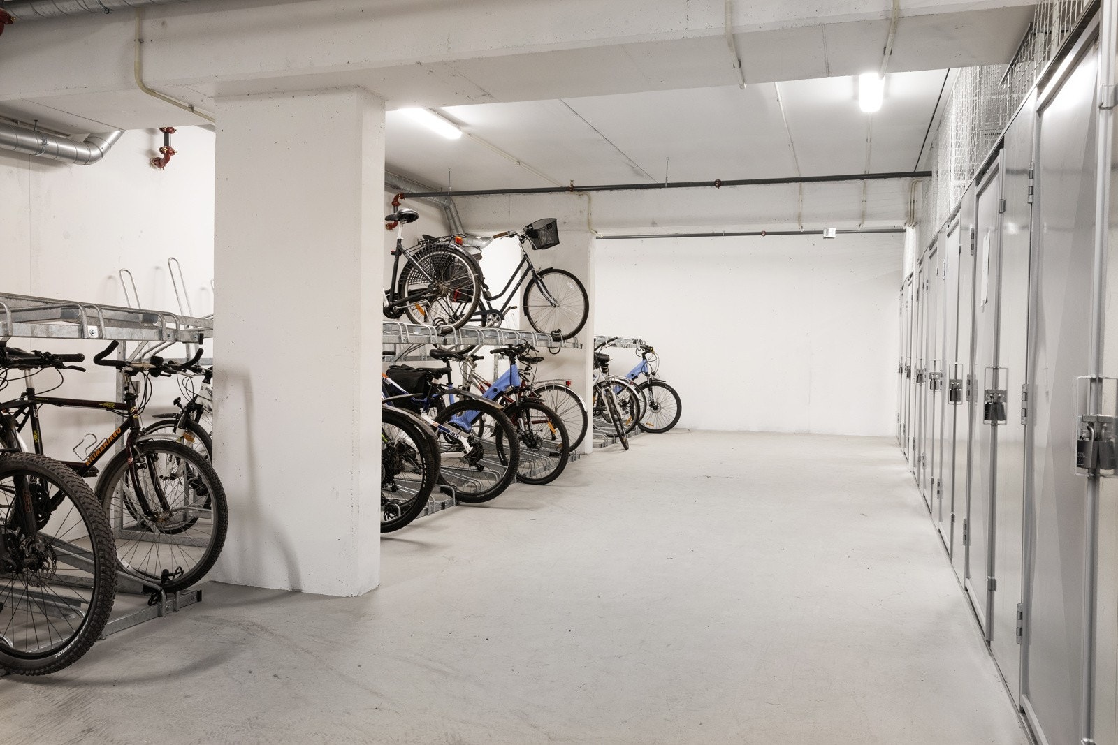 Sykkeparkering i garasjen Galleribilde