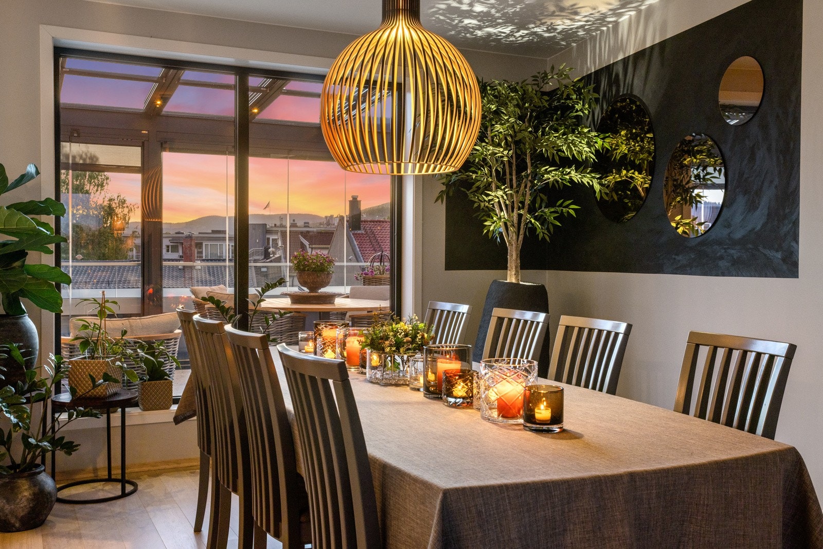 Leiligheten er gjennomgående med over 50 kvm. stor stue med god plass til spisestue i den ene enden og salong i den andre | panoramavinduer i begge ender Galleribilde