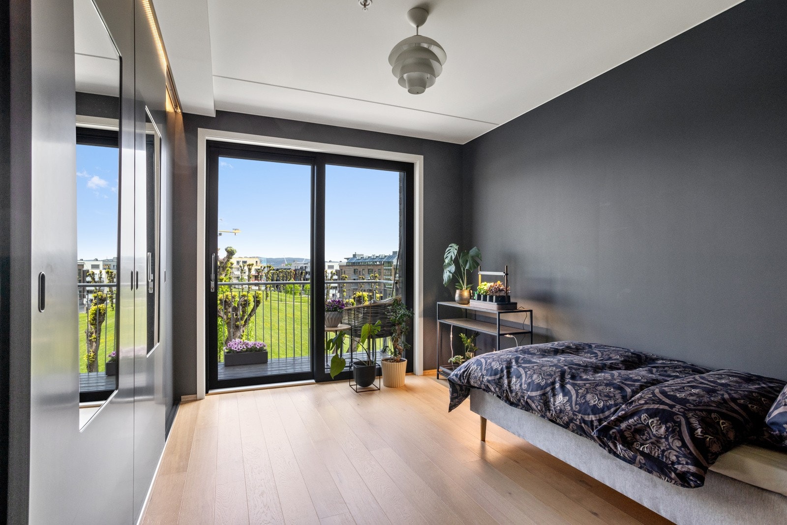 Soverom 2 med heve-/skyvedøre ut til frokostbalkong Galleribilde