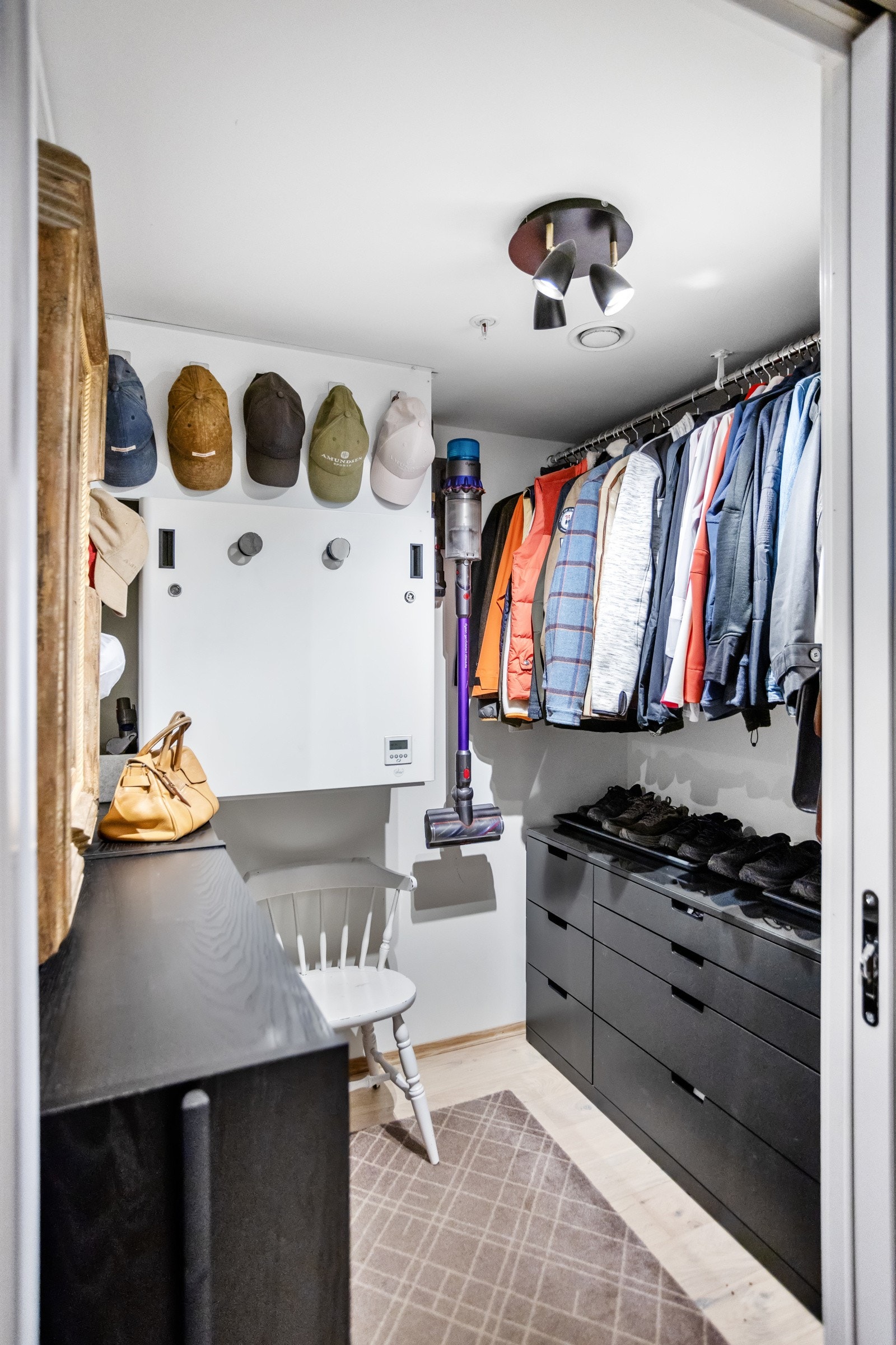 Bod / teknisk rom / walk in closet | balansert ventilasjon med ventilasjonsaggregat plassert i garderobe Galleribilde