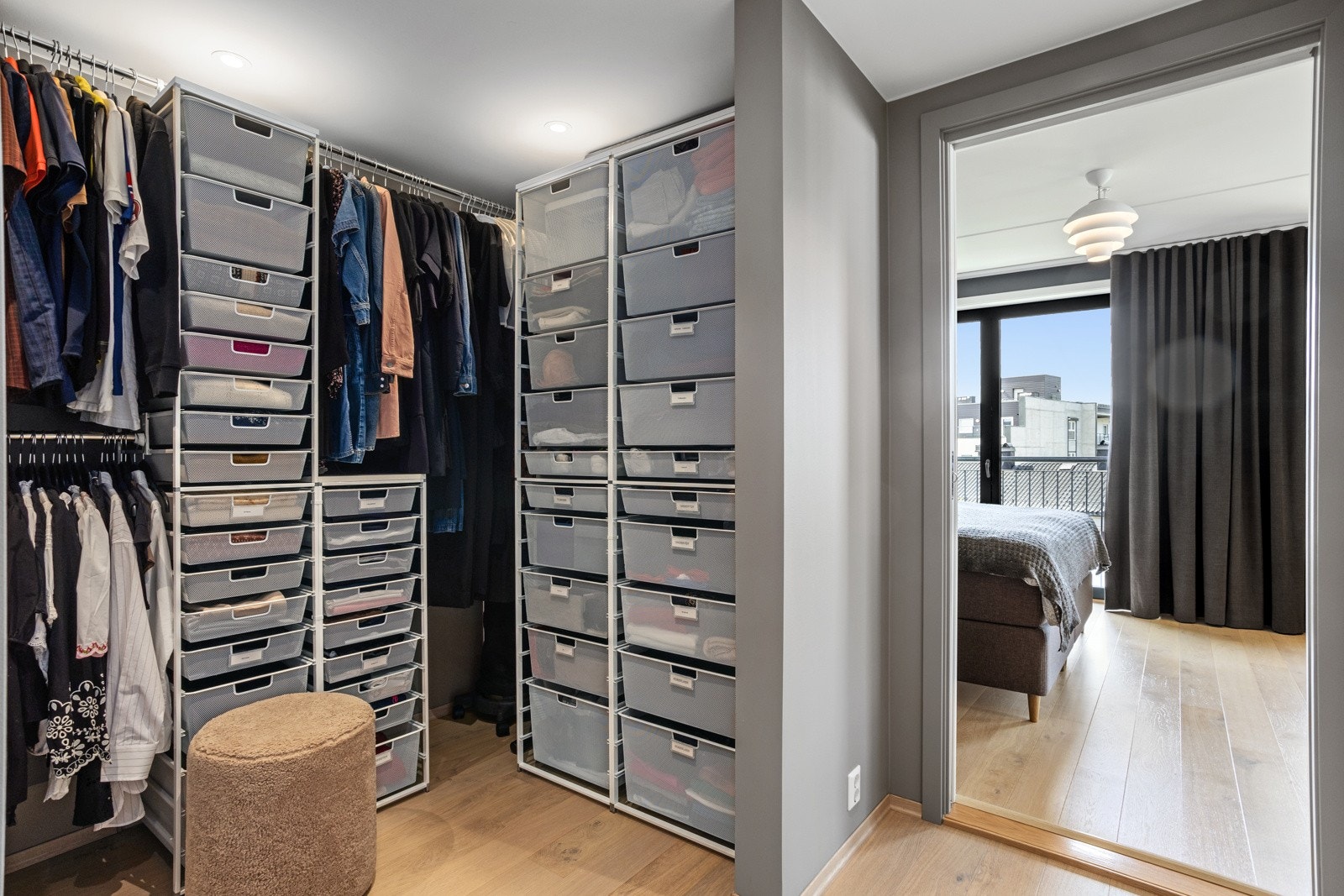 Walk in closet med innredning Galleribilde