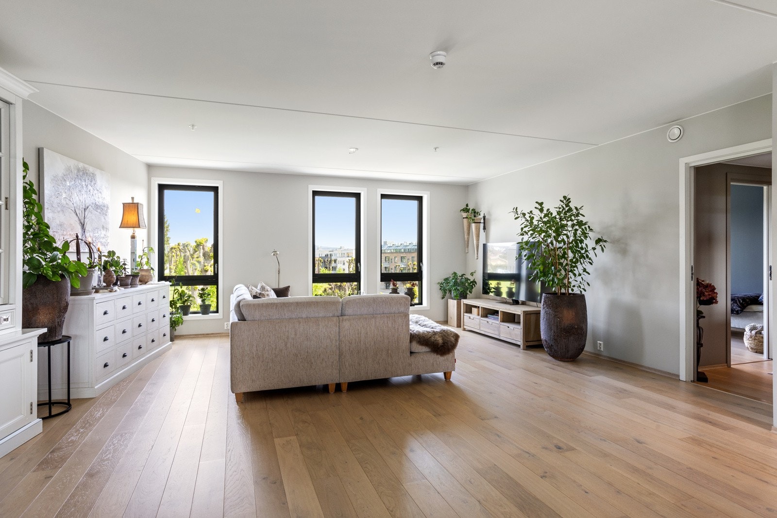 Stor åpen stue med store vinduer mot vakre Engene park Galleribilde