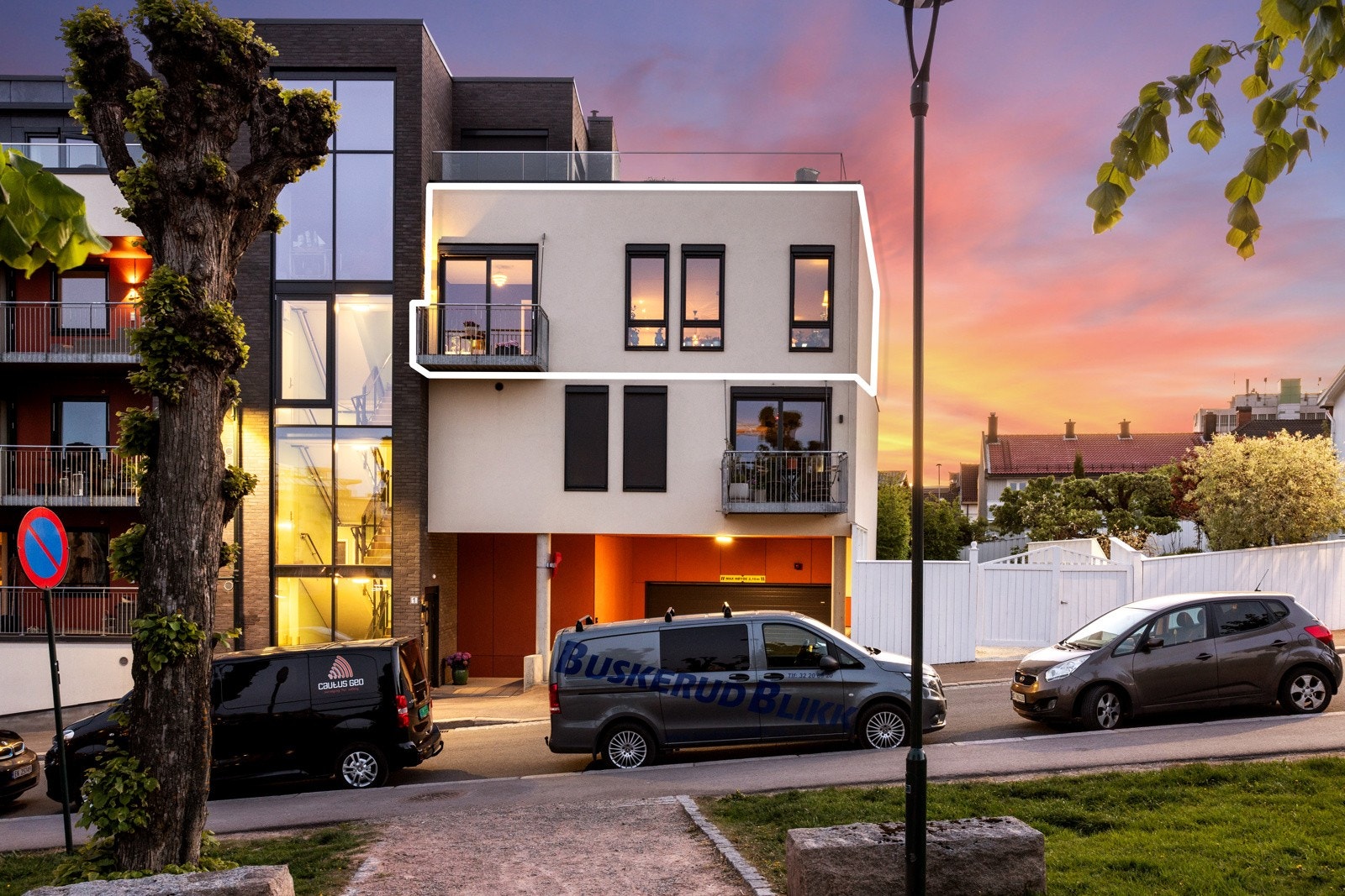 Leiligheten ligger som ende og er gjennomgående med store panoramavinduer i begge ender Galleribilde